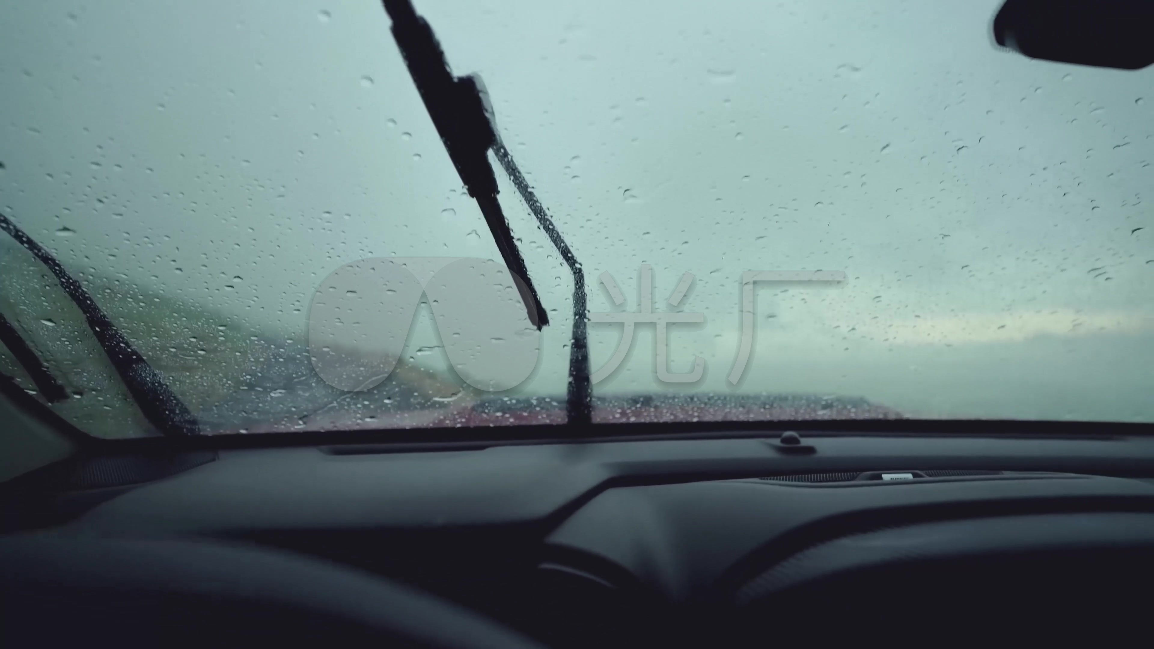 车窗外下雨雨滴