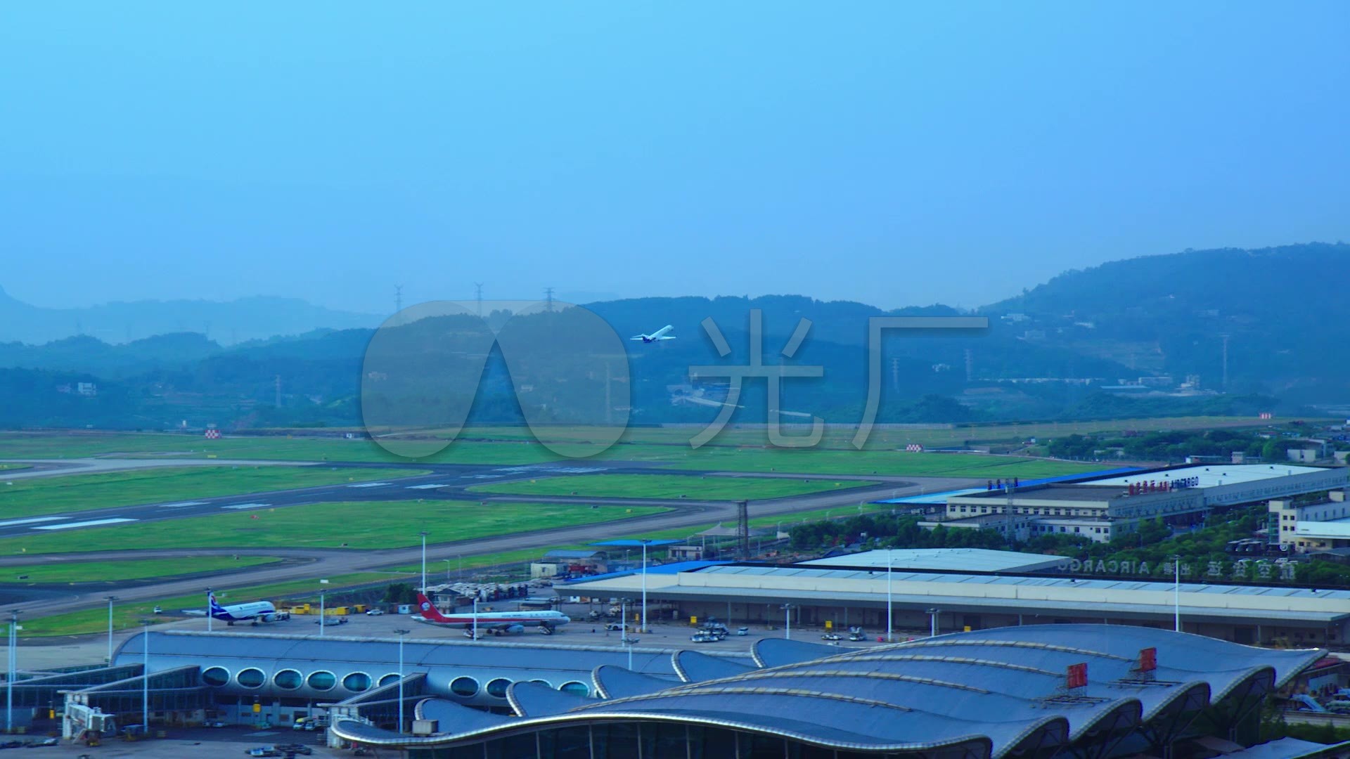 重庆江北飞机场航拍视频素材飞机起飞航拍_1920x1080_高清视频素材
