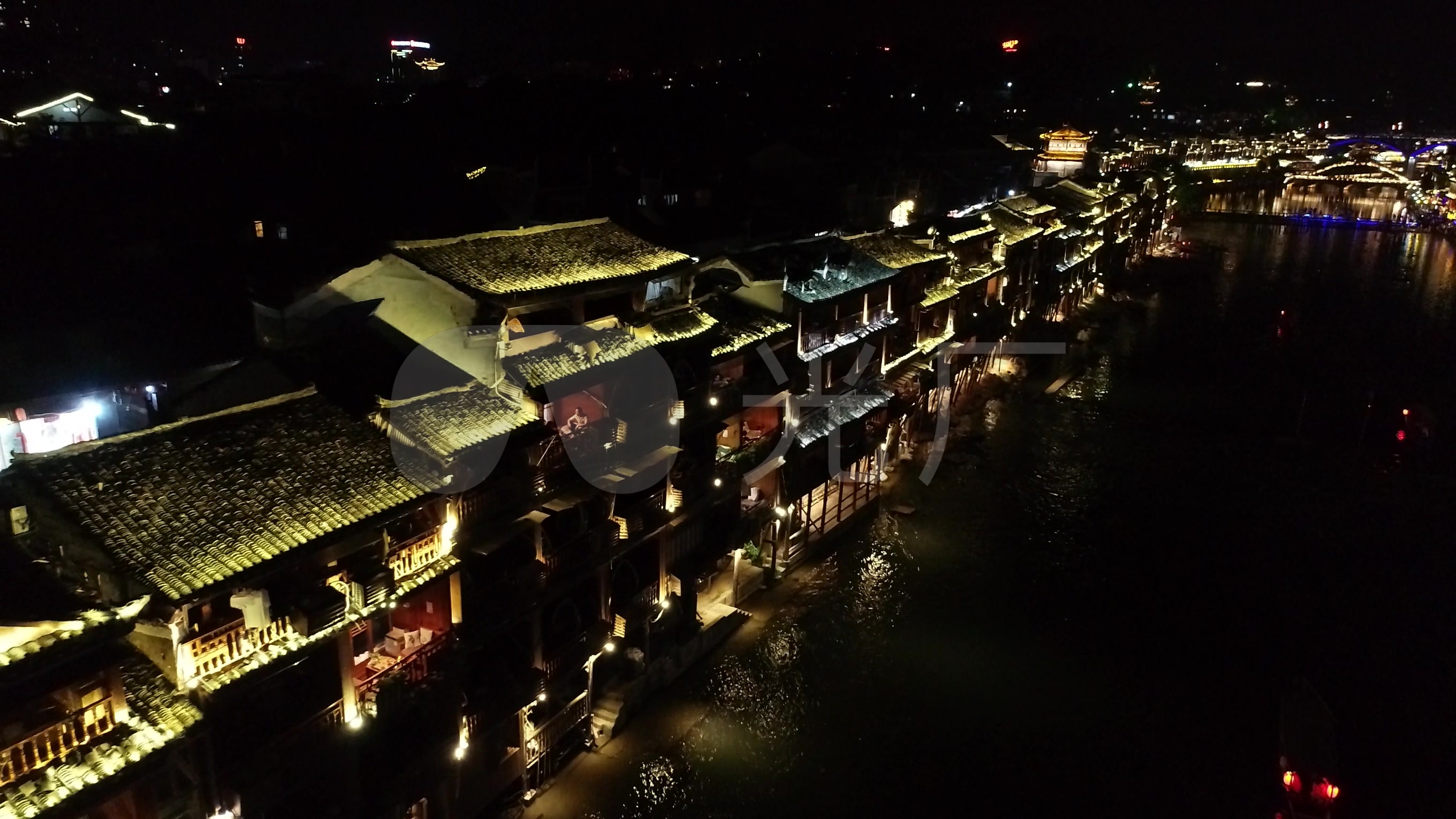 航拍湖南湘西凤凰古城夜景灯光秀夜晚古城_2720x1530_高清视频素材