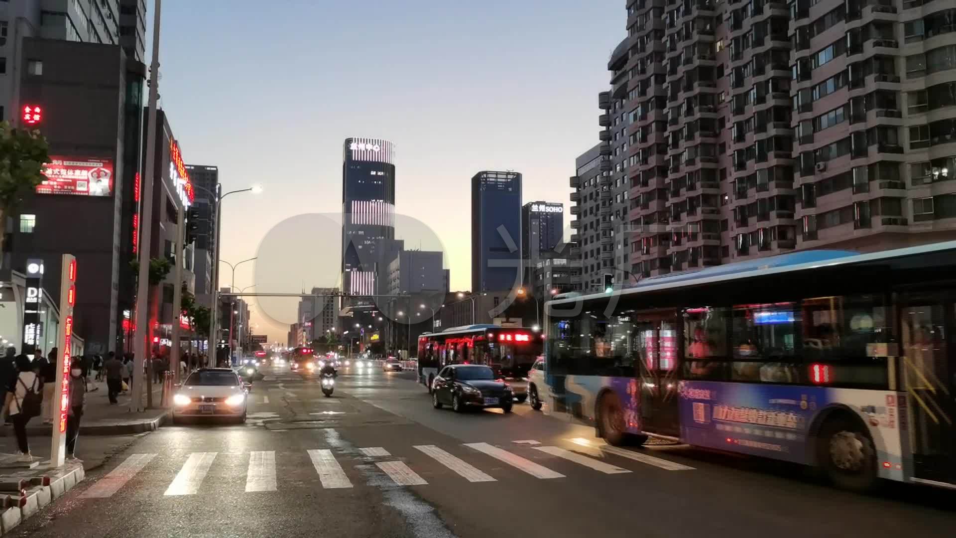 夜幕下的城市街道车水马龙_1920x1080_高清视频素材