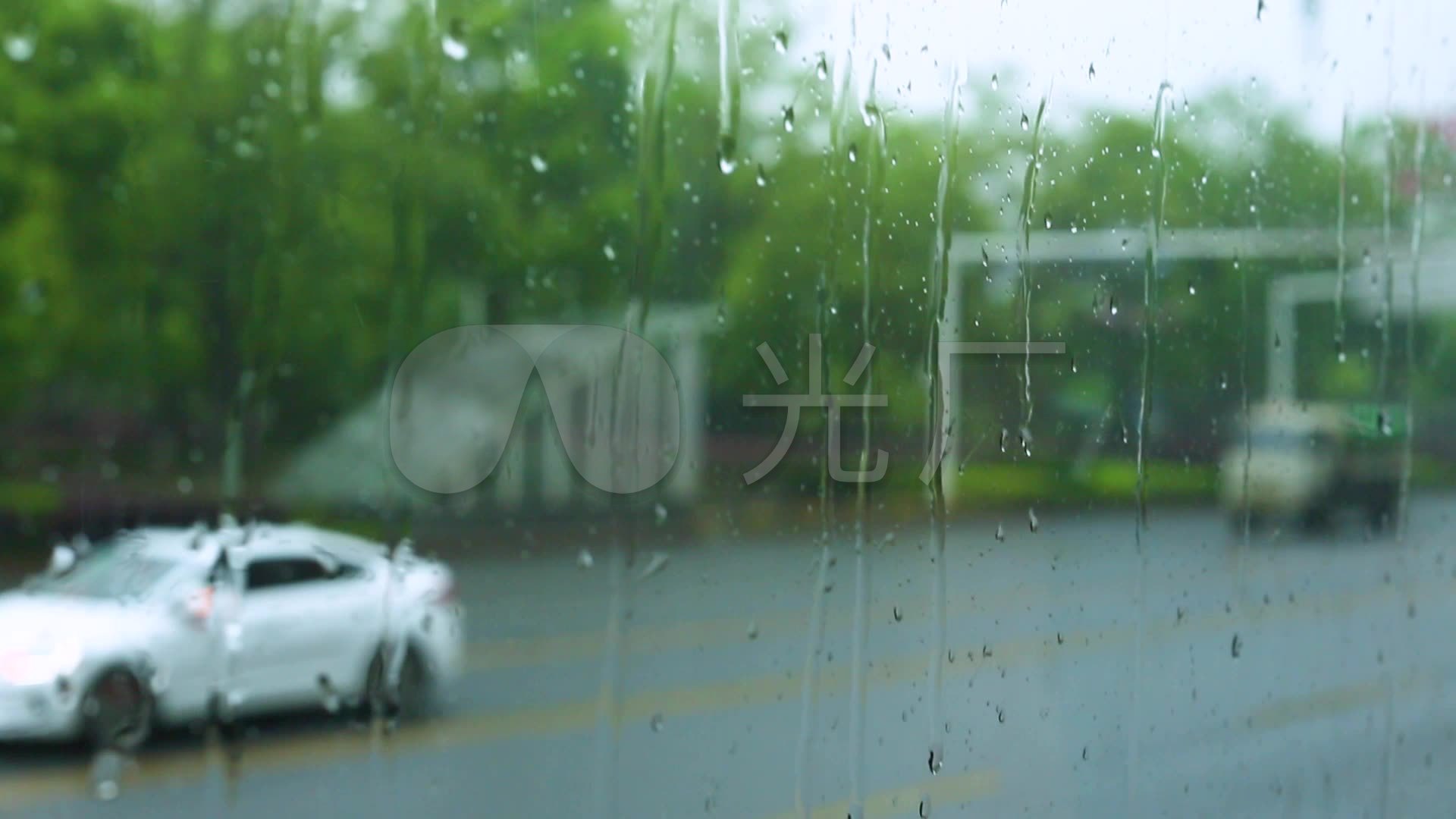 雨天车窗外