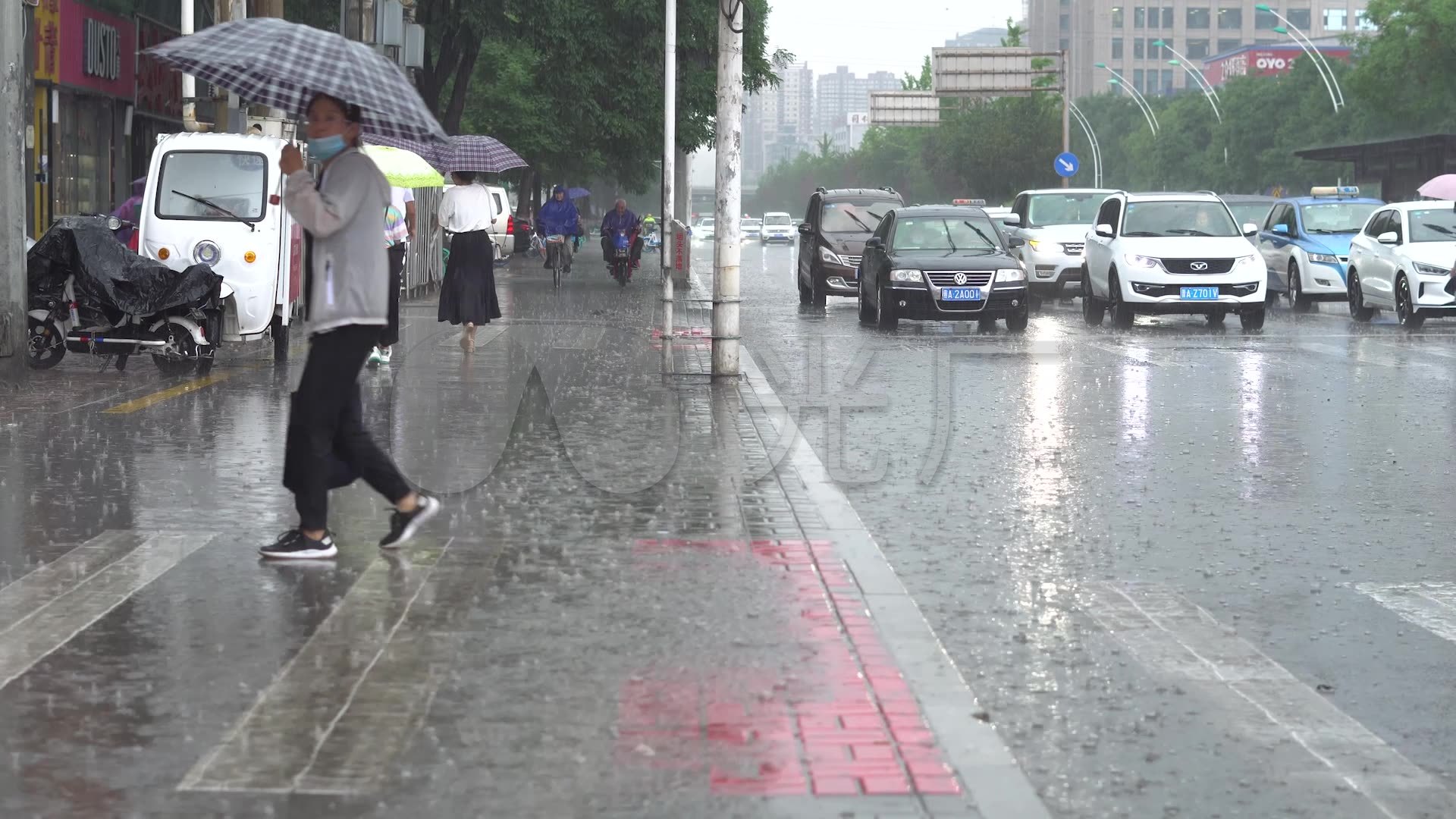 城市下雨街道车辆经过忙碌行走人们_1920x1080_高清视频素材下载(编号