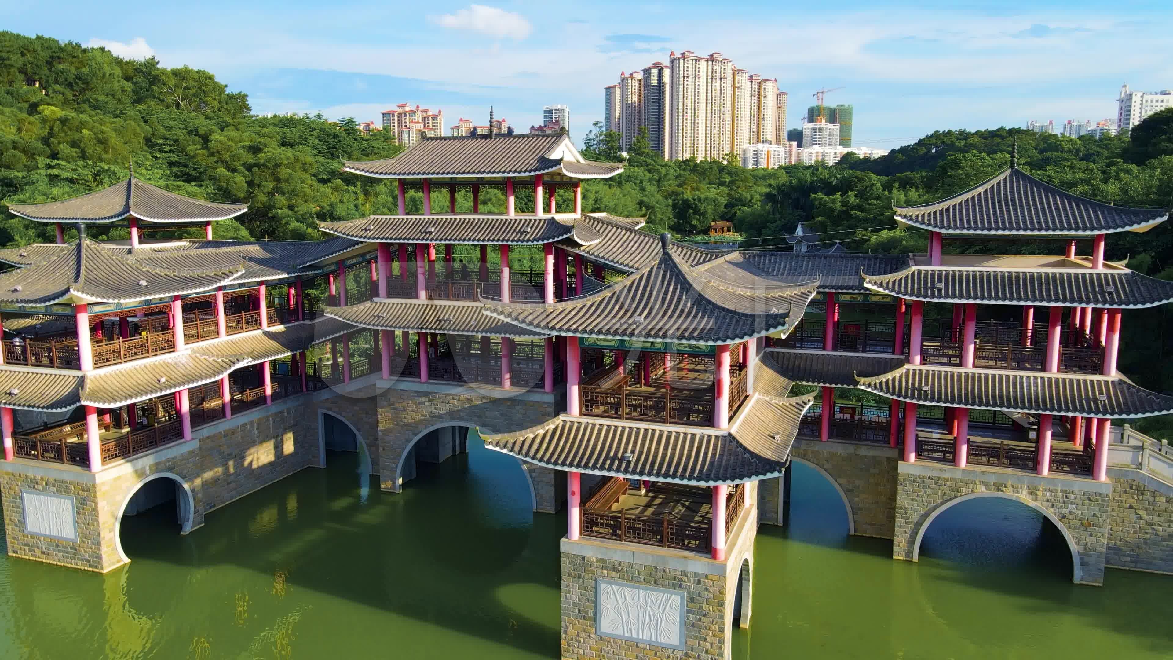 航拍南宁狮山公园风雨桥湖景