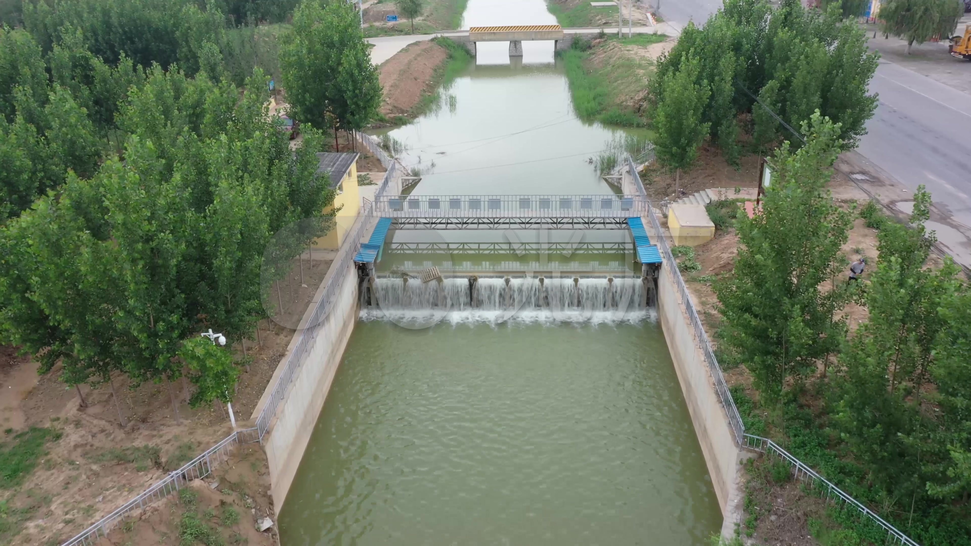 河长制水利拦水坝水闸河道水流航拍_3840x2160_高清视频素材下载(编号