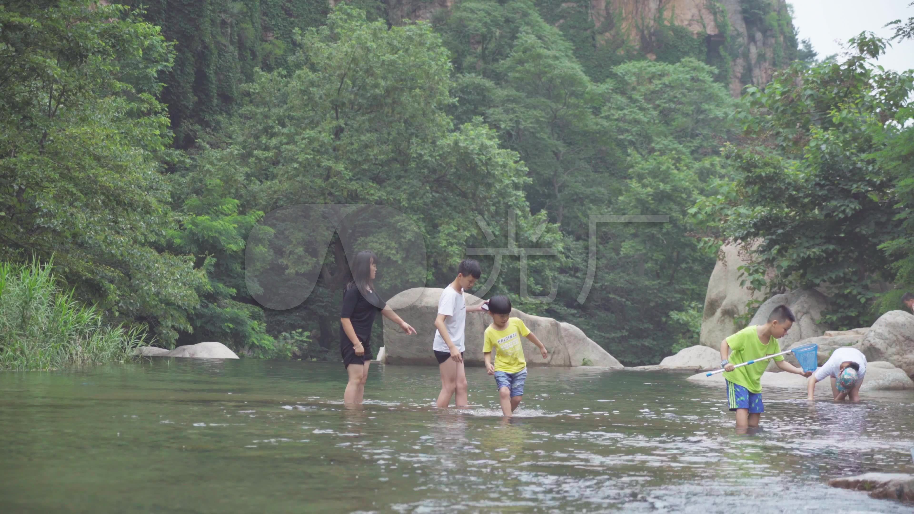4k夏天河边儿童玩水戏水-夏天山间清凉_3840x2160_(:)