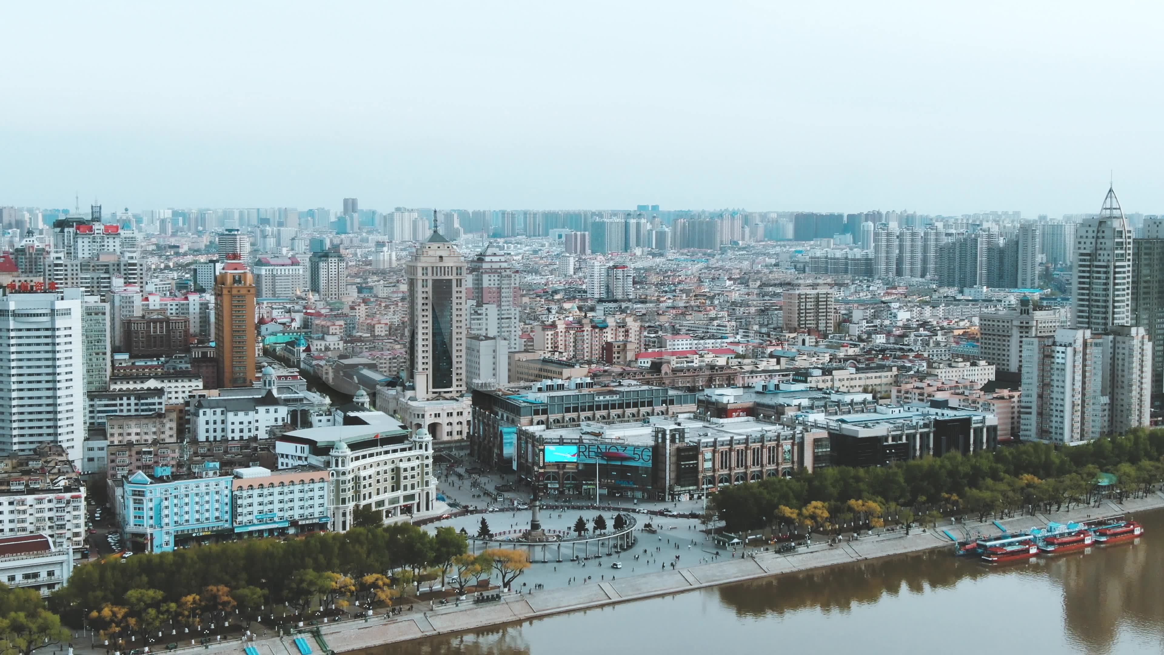 航拍哈尔滨中央大街防洪纪念塔_3840x2160_高清视频