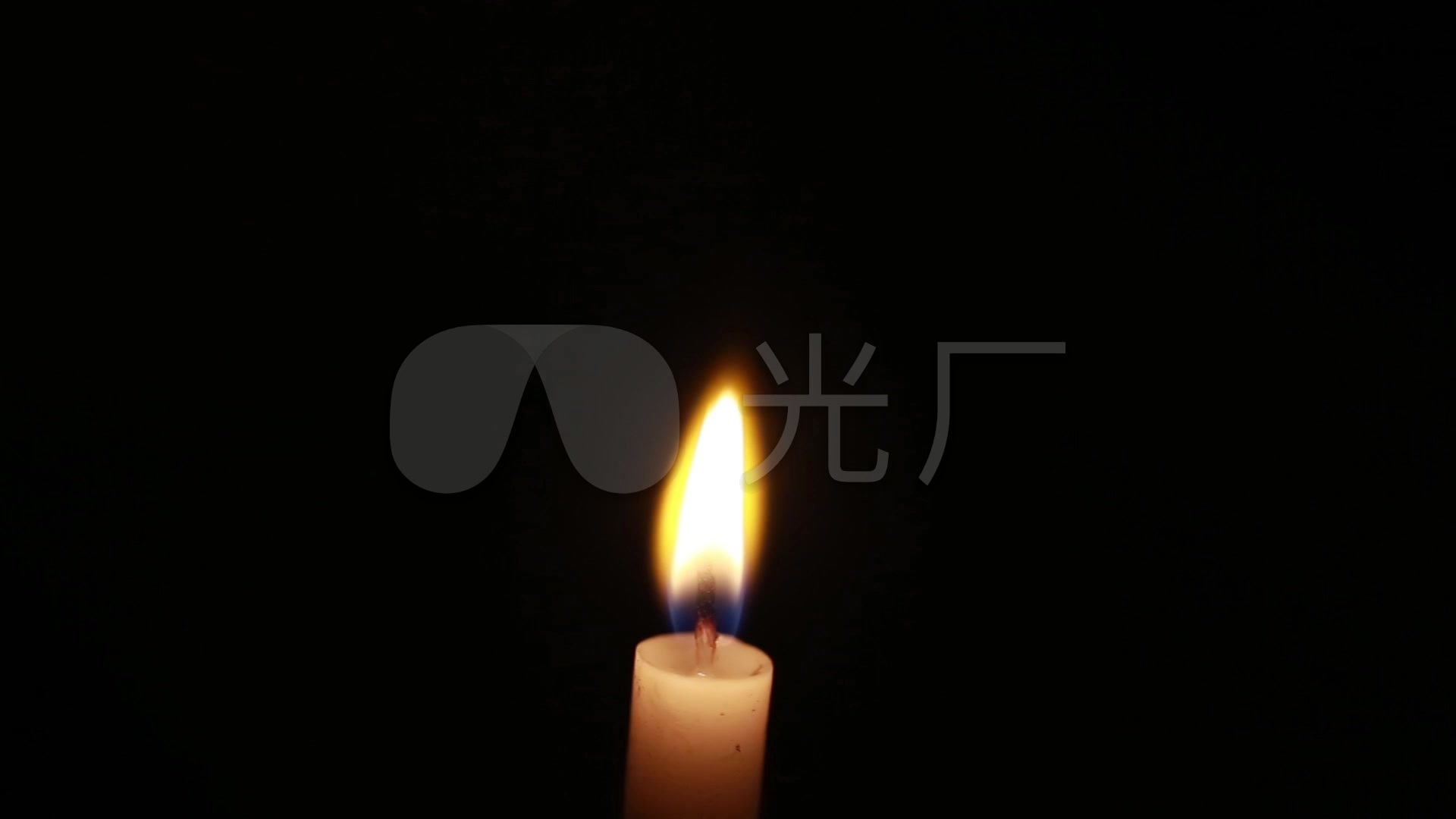 打火机点亮蜡烛