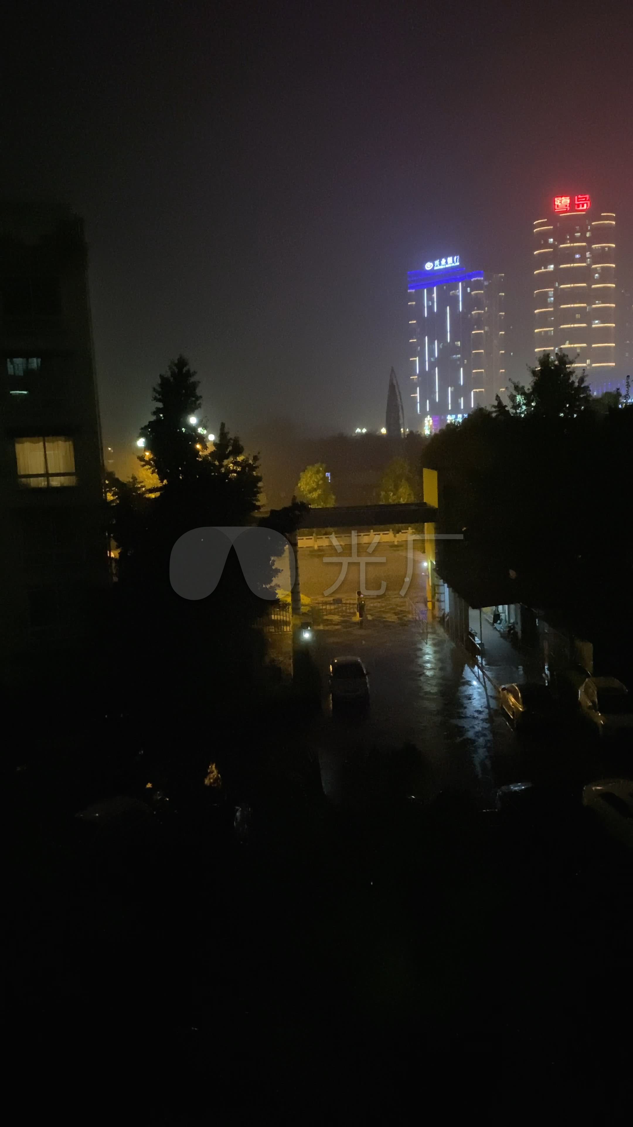 实拍城市夜雨5竖屏(4k)