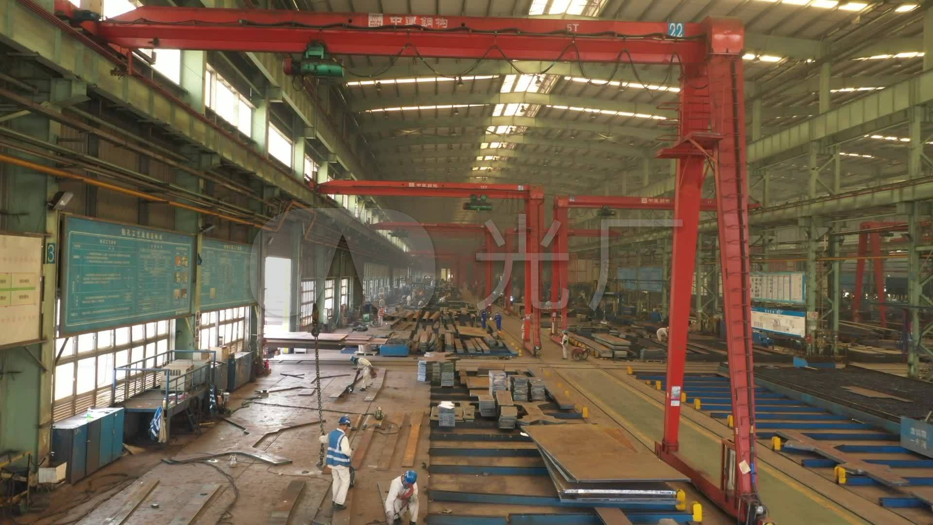 工厂车间工人焊接厂房内吊车安全生产钢构