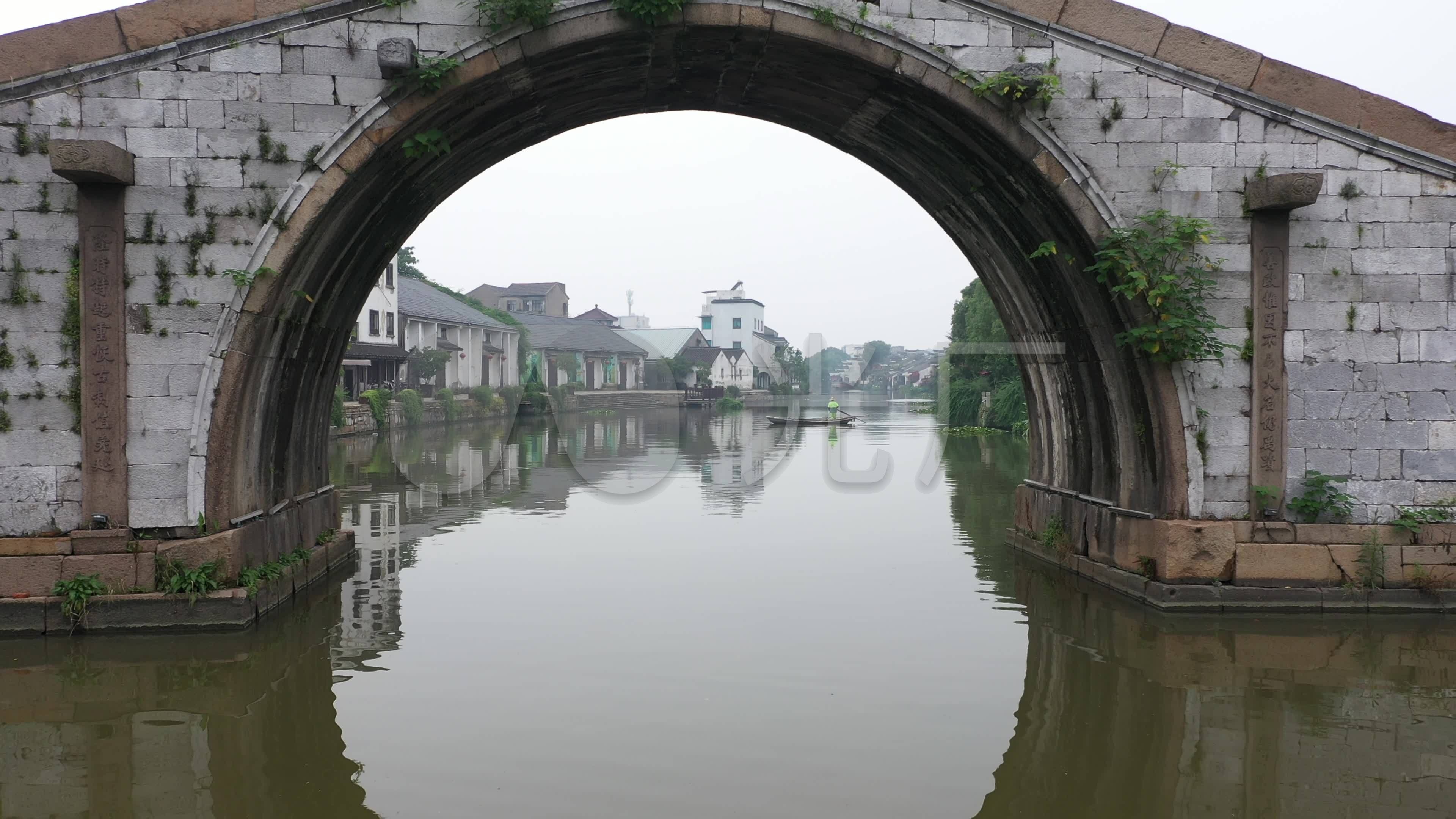 古代古建筑航拍古镇桥桥鼓楼建筑群河流绿水_3840x2160_高清视频素材