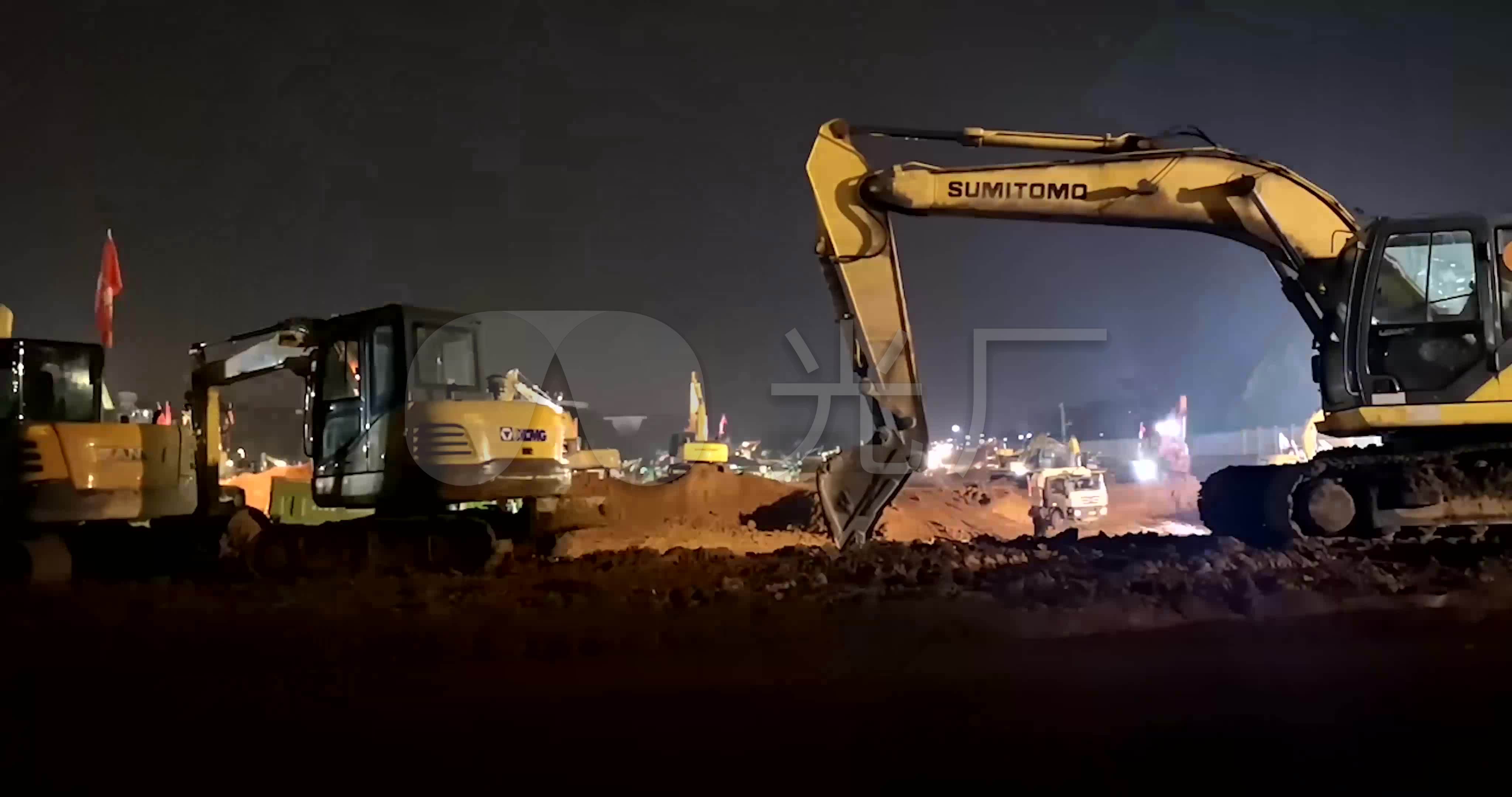 挖掘机建筑工地夜间施工视频素材