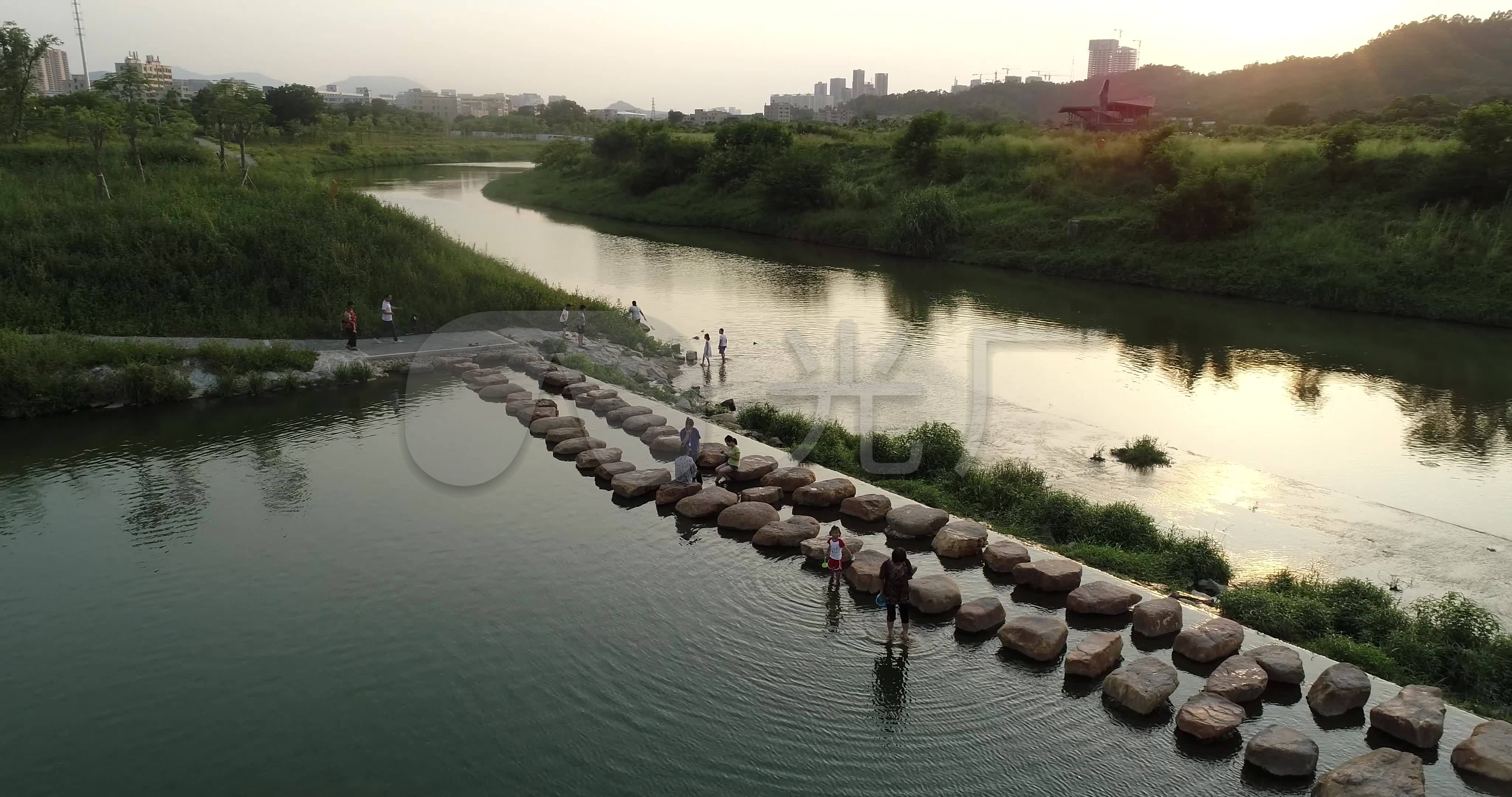 深圳坪山河湿地公园市民戏水