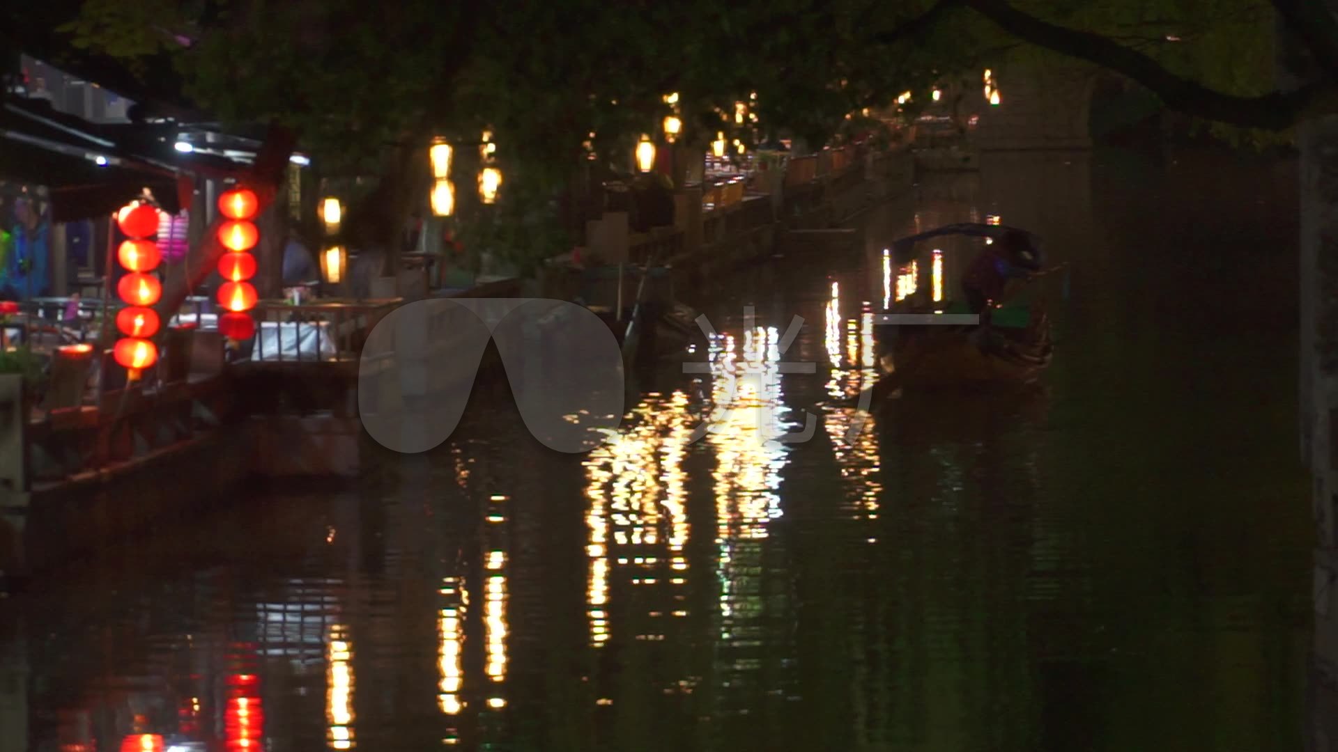 江南水乡夜景划船