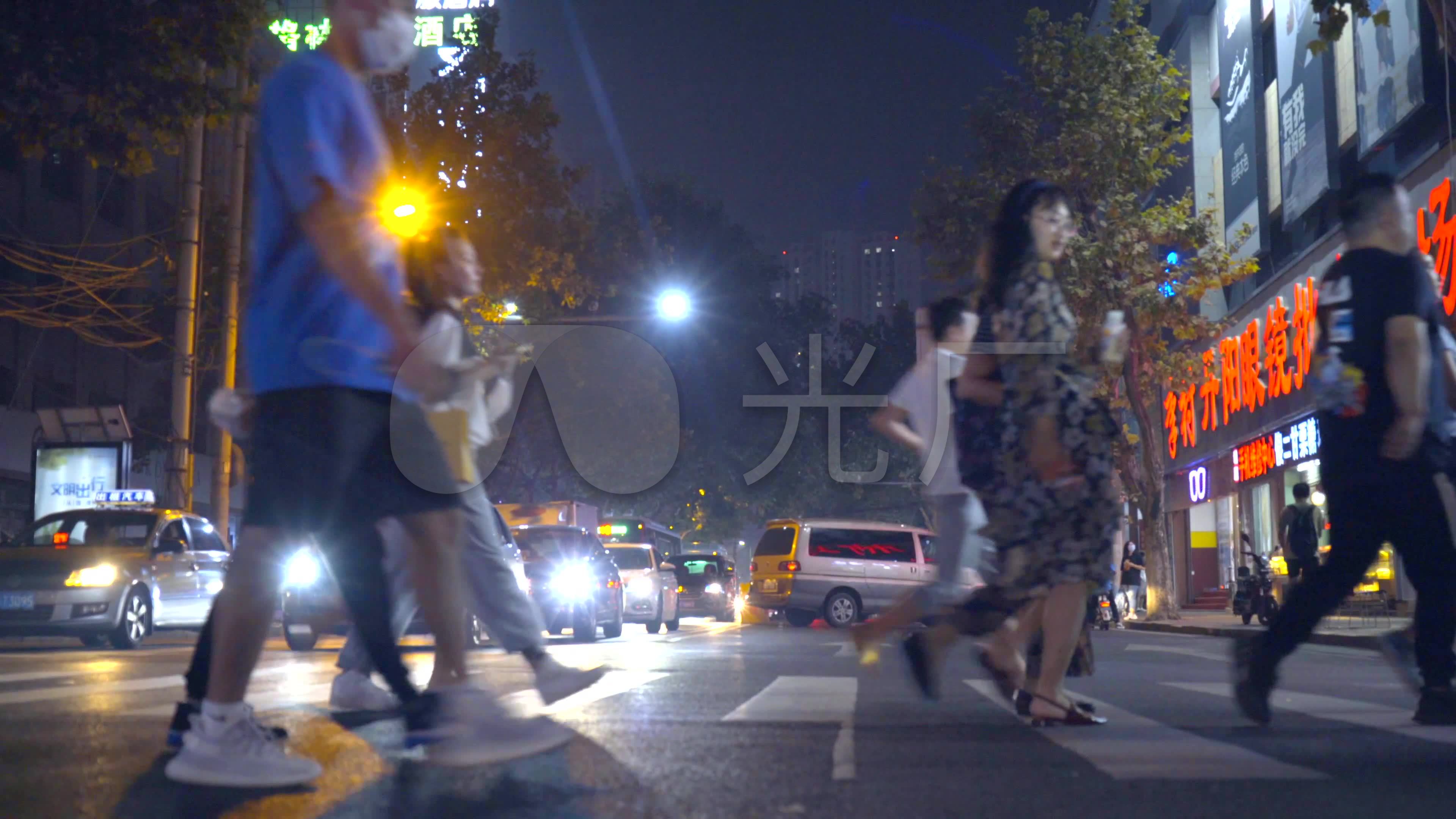 4k夜晚十字路口行人过马路脚步匆匆_3840x2160_高清