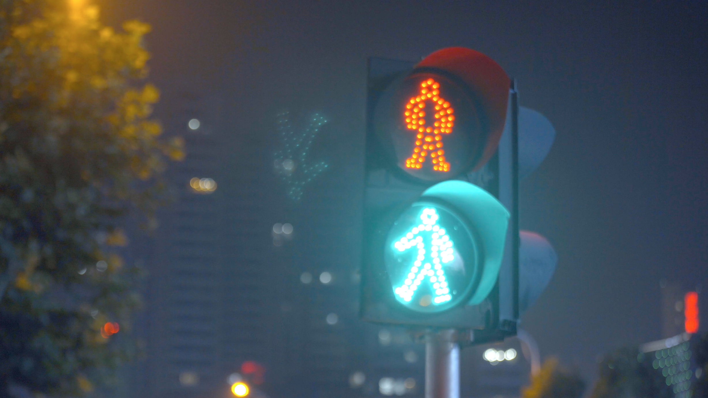 4k夜晚十字路口行人过马路脚步匆匆