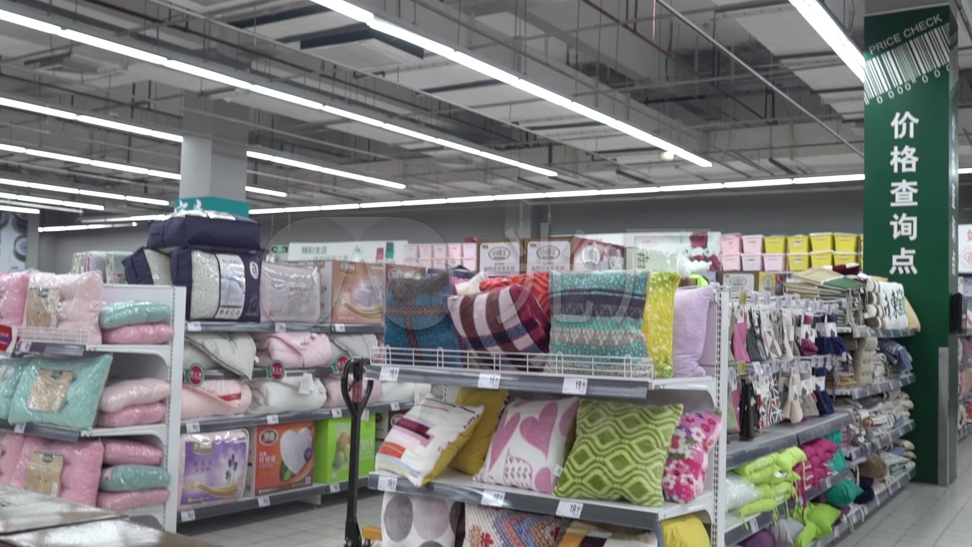 超市床上用品餐具琳琅满目的产品