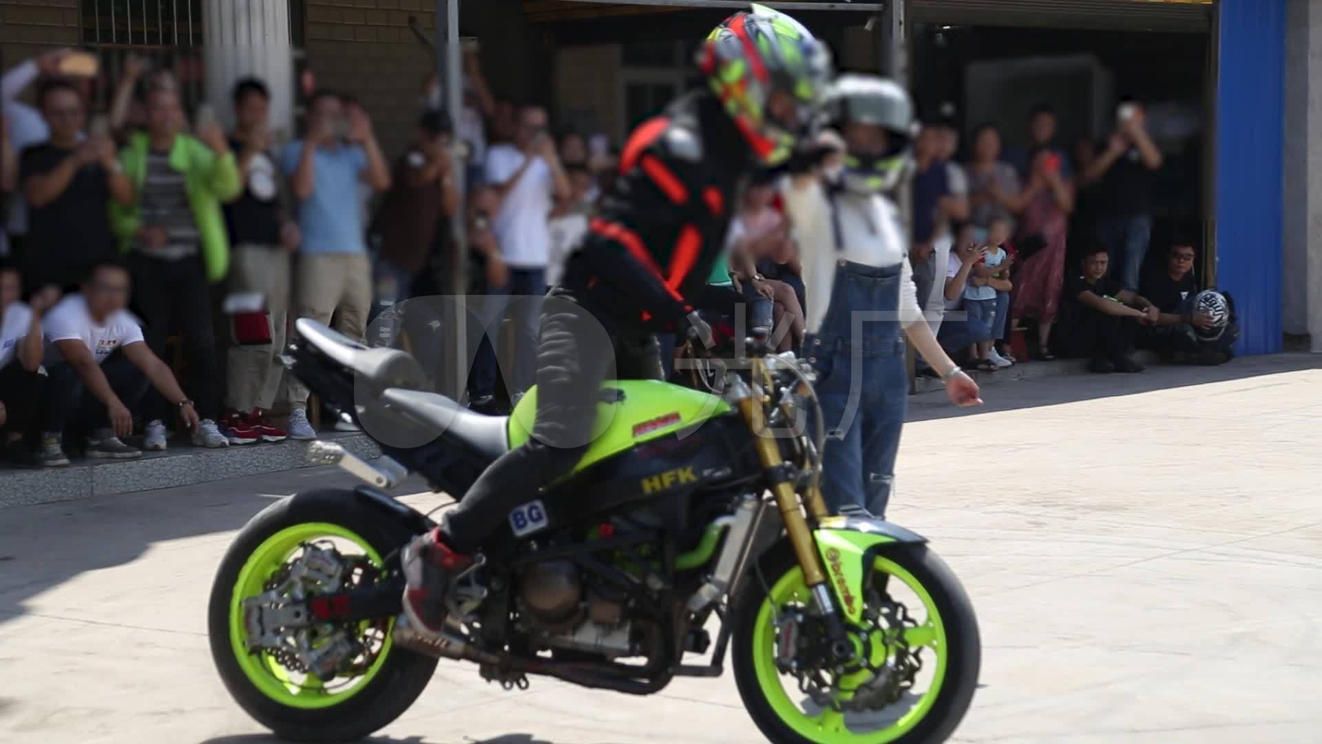 摩托车特技表演
