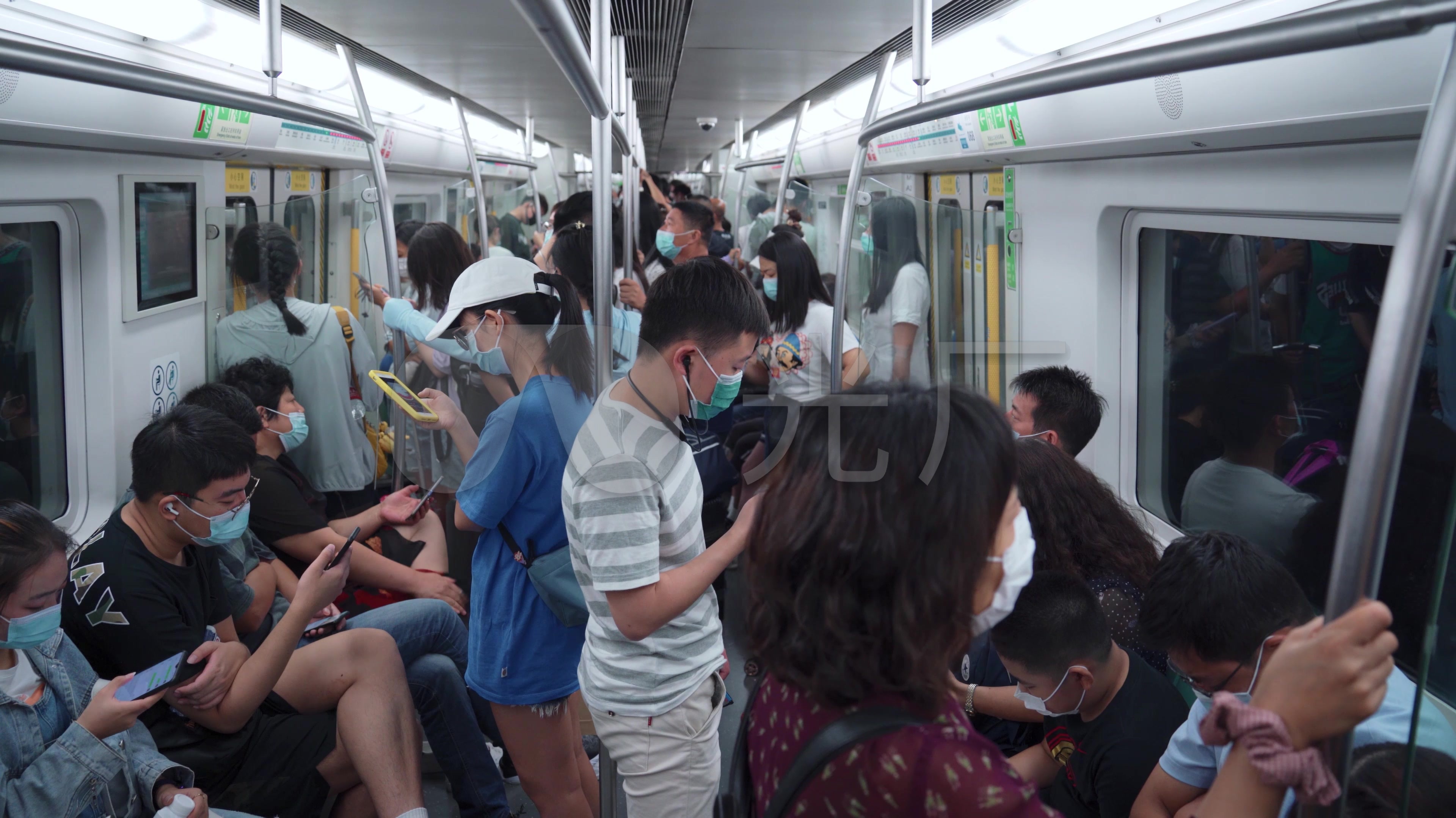 【4k】实拍北京地铁戴口罩看手机的上班族_3840x2160_高清视频素材