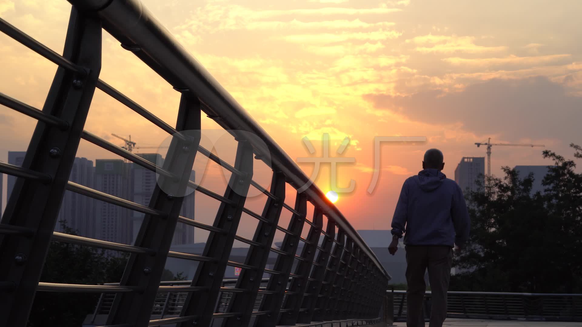 夕阳下远去的老人背影_1920x1080_高清视频素材下载(编号:5012461)