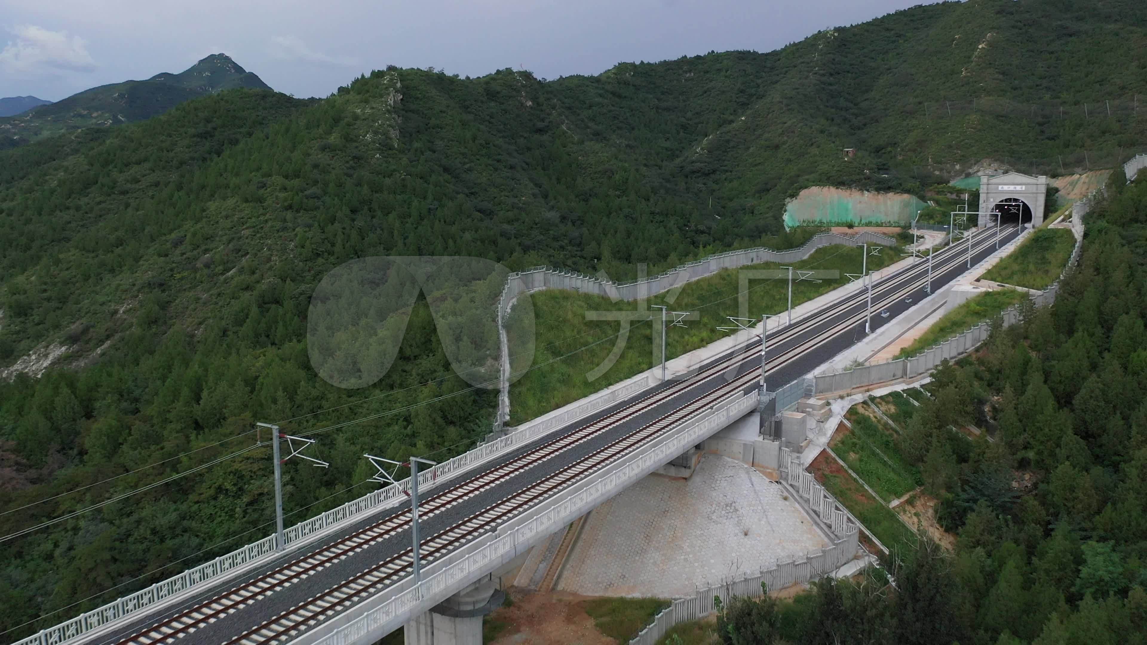 4k航拍原创版权京张高铁复兴号居庸关隧道_3840x2160_高清视频素材