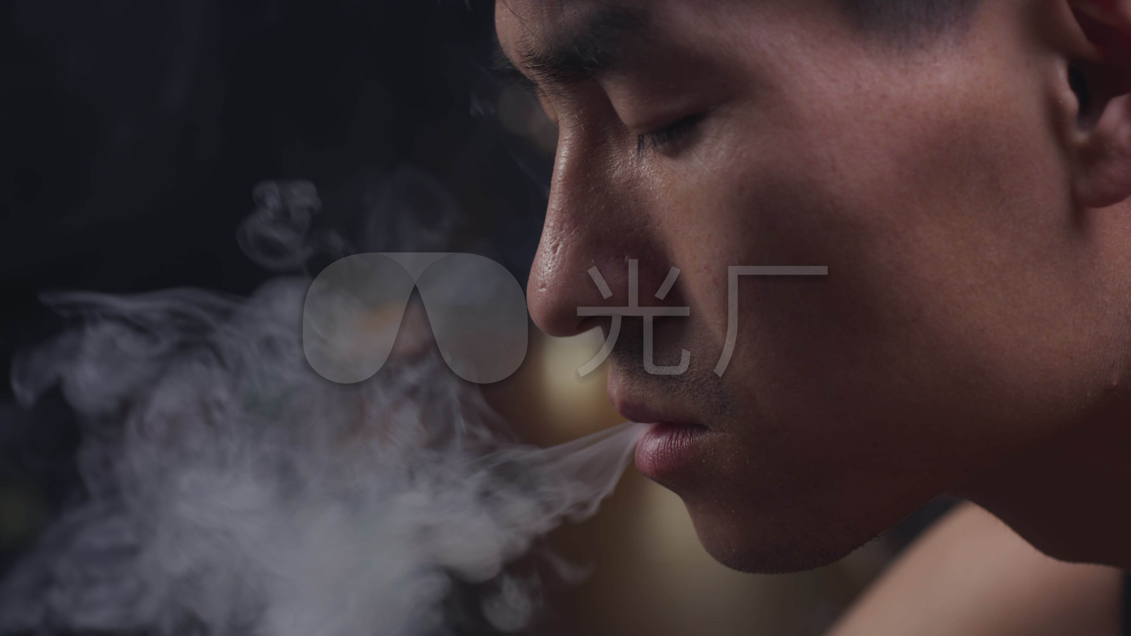 4k失恋离婚抽烟吸烟压力压抑颓废的男人_3840x2160
