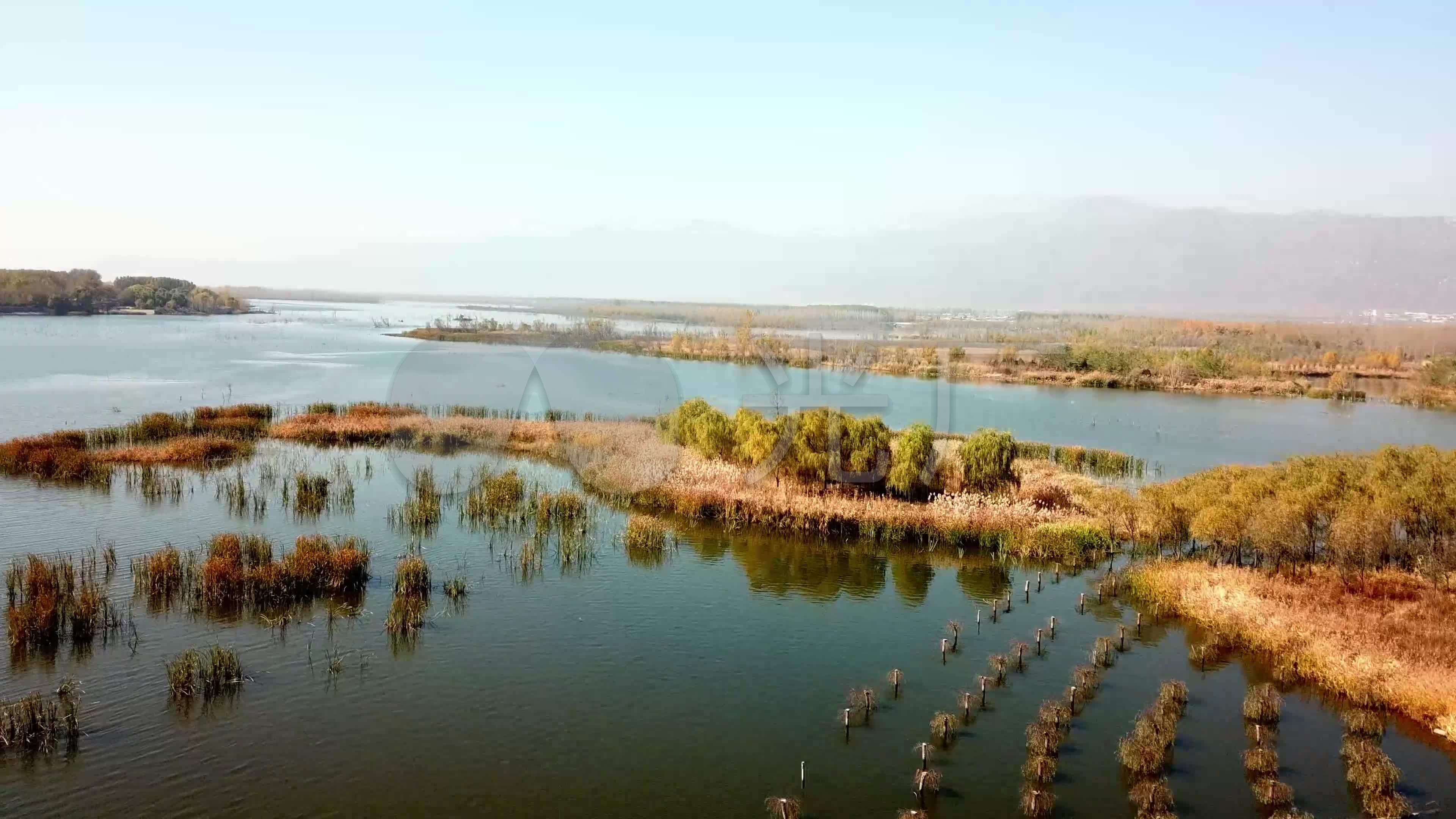 秋景河流公路森林妫水河秋景_3840x2160_高清视频素材
