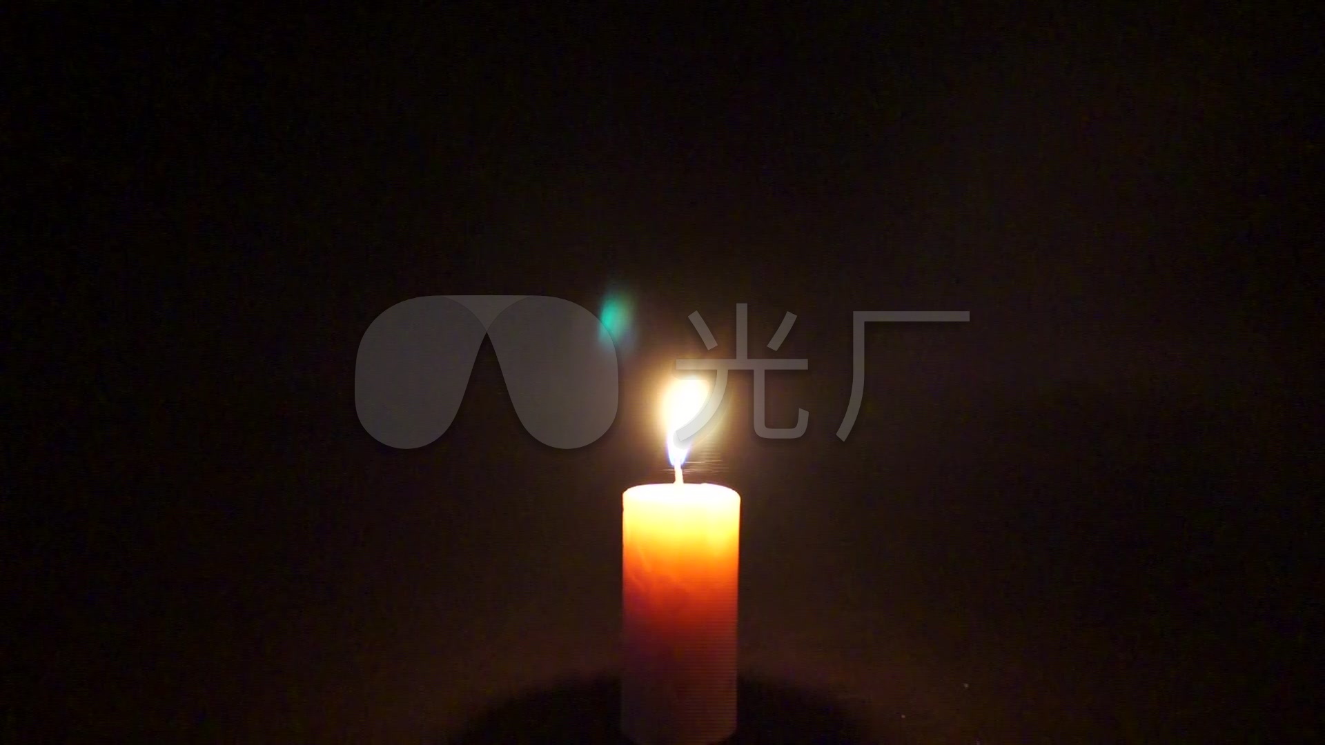 火柴点燃蜡烛-黑暗中的烛光_1920x1080_高清视频素材