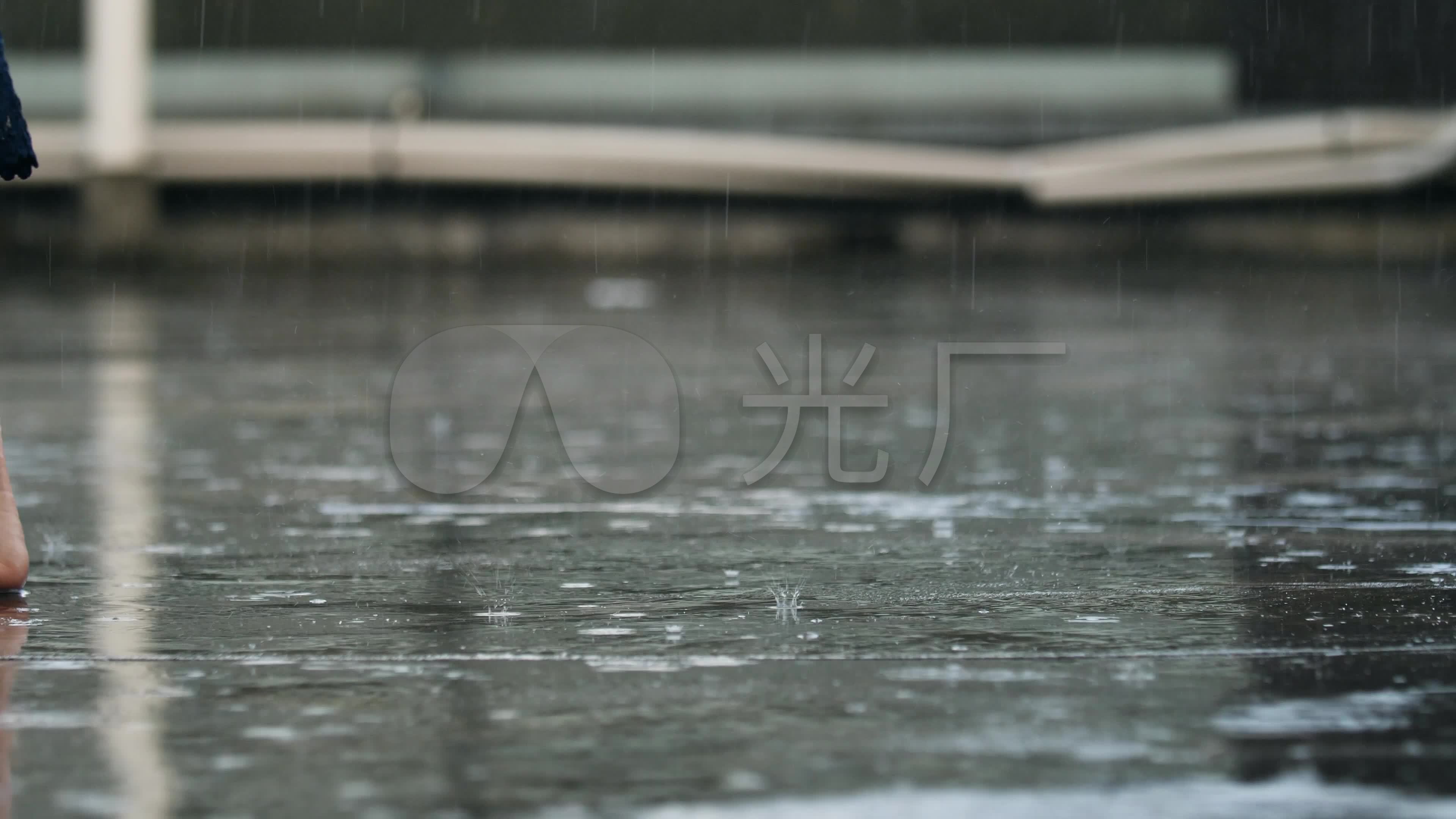 下雨天女孩淋雨在雨中行走脚步4k视频素材_3840x2160