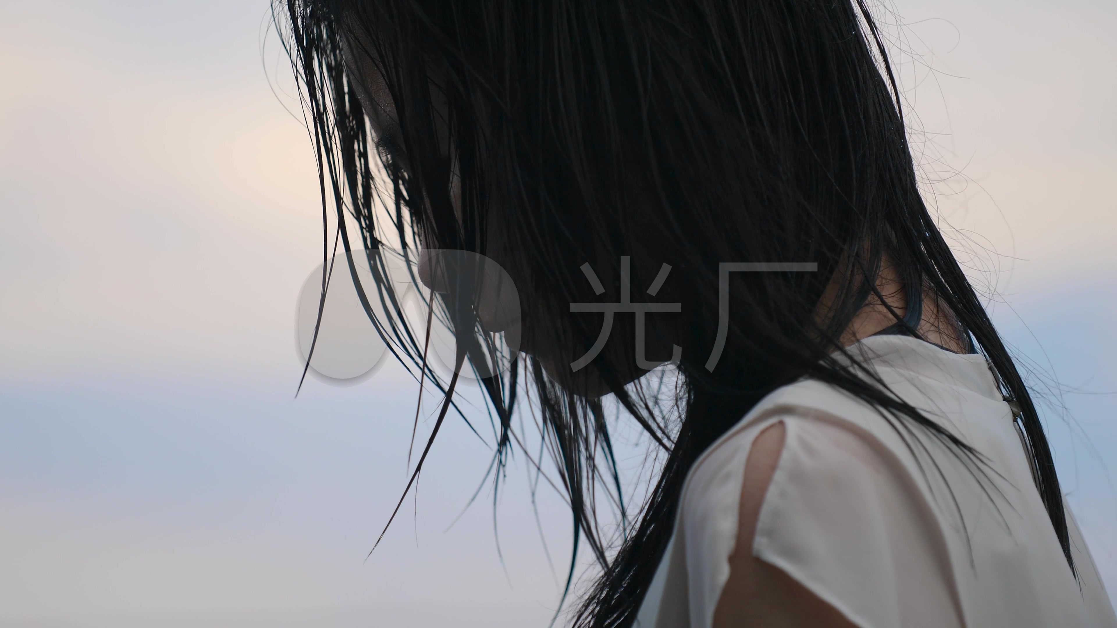 下雨天女孩淋雨在雨中行走脚步4k视频素材_3840x2160