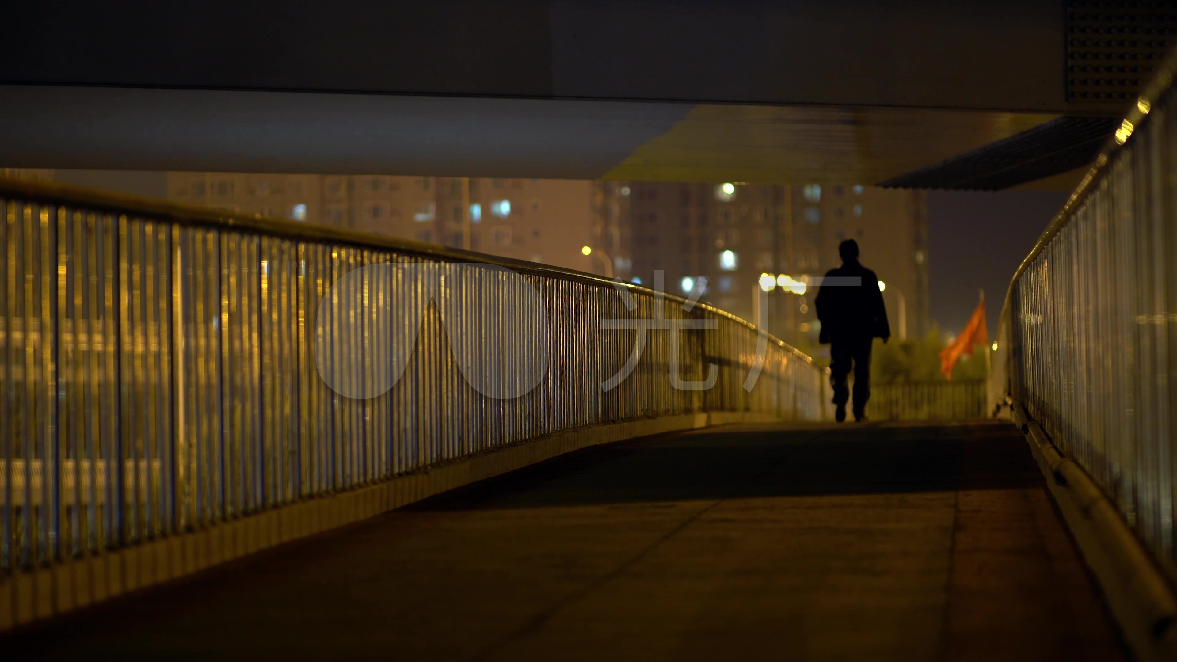 夜晚城市一个人下班回家走路背影4k_3840x2160_高清