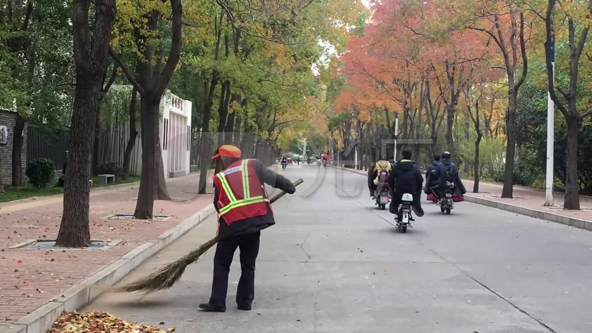 原创实拍城市清洁工扫地
