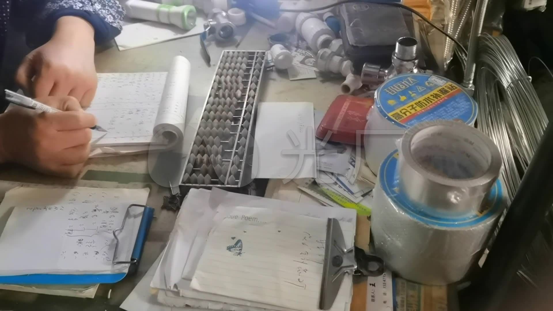 五金店里的老板在用算盘算账_1920x1080_高清视频素材下载(编号