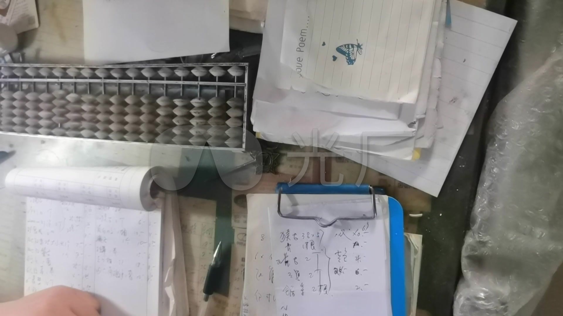 五金店里的老板在用算盘算账_1920x1080_高清视频素材下载(编号
