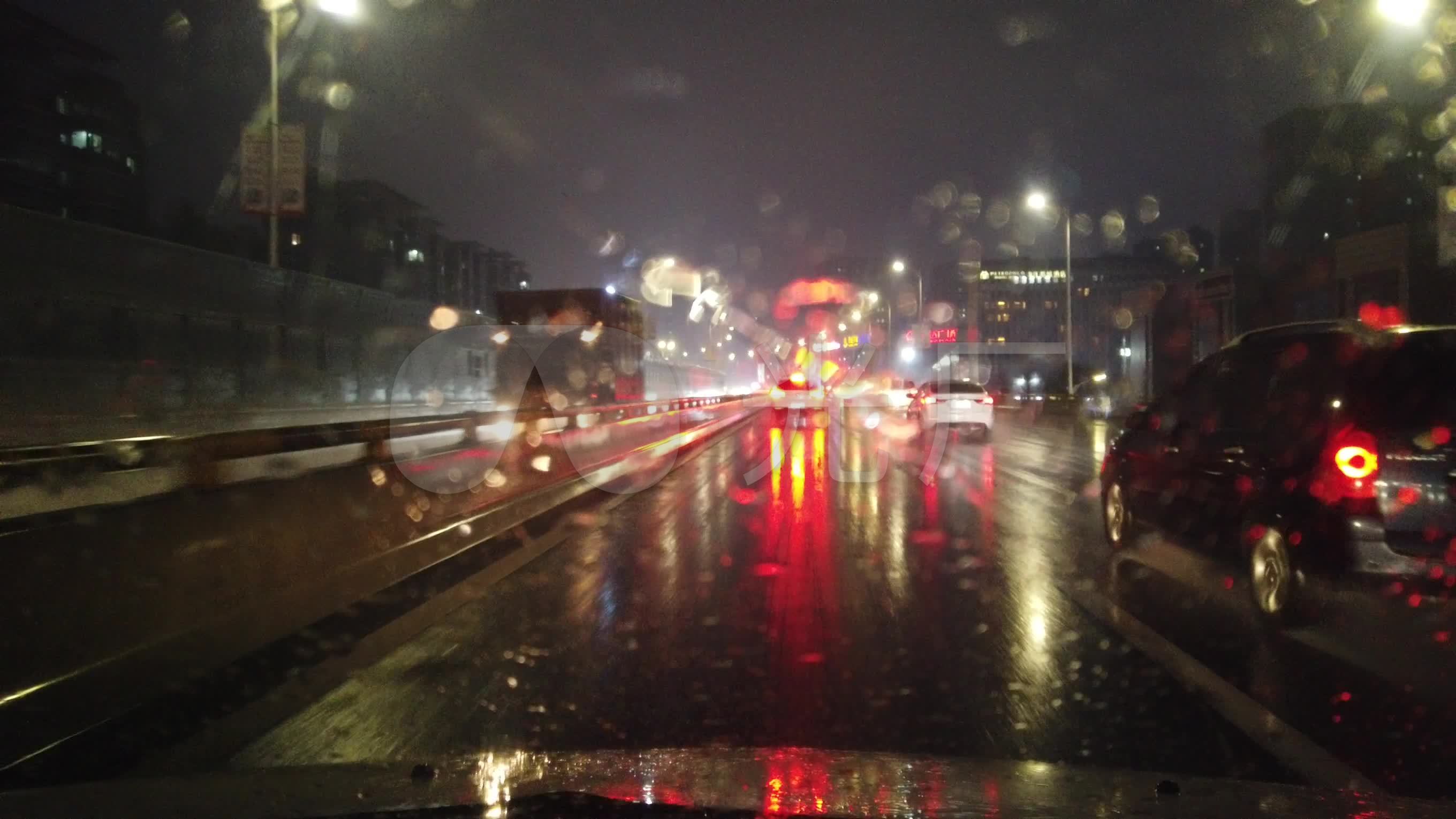 雨天夜晚北一路高架桥