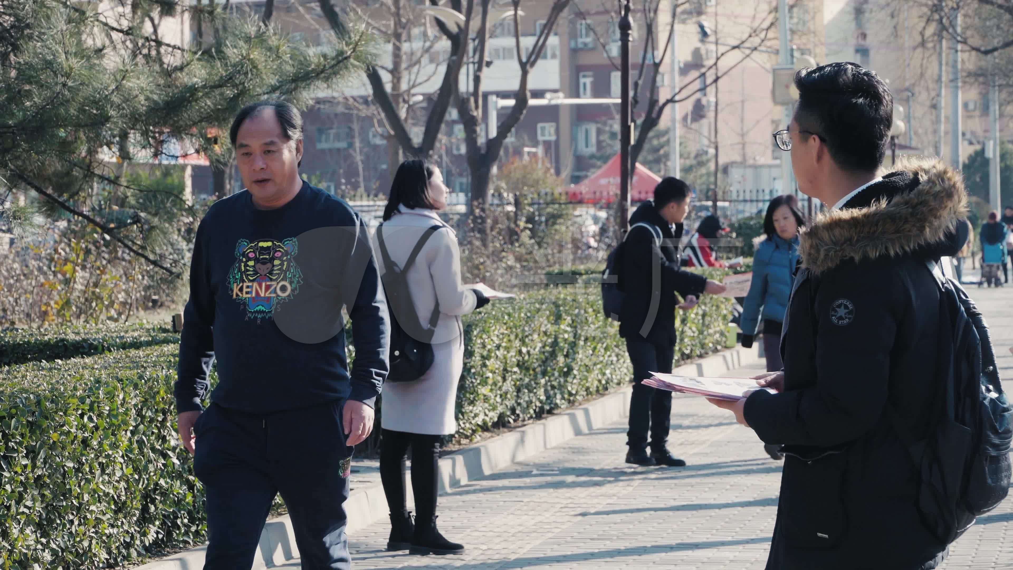 房地产售楼员马路便道发传单辛勤工作1