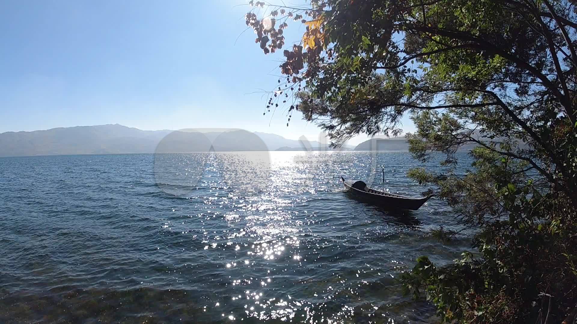湖岸一叶孤舟唯美梦幻