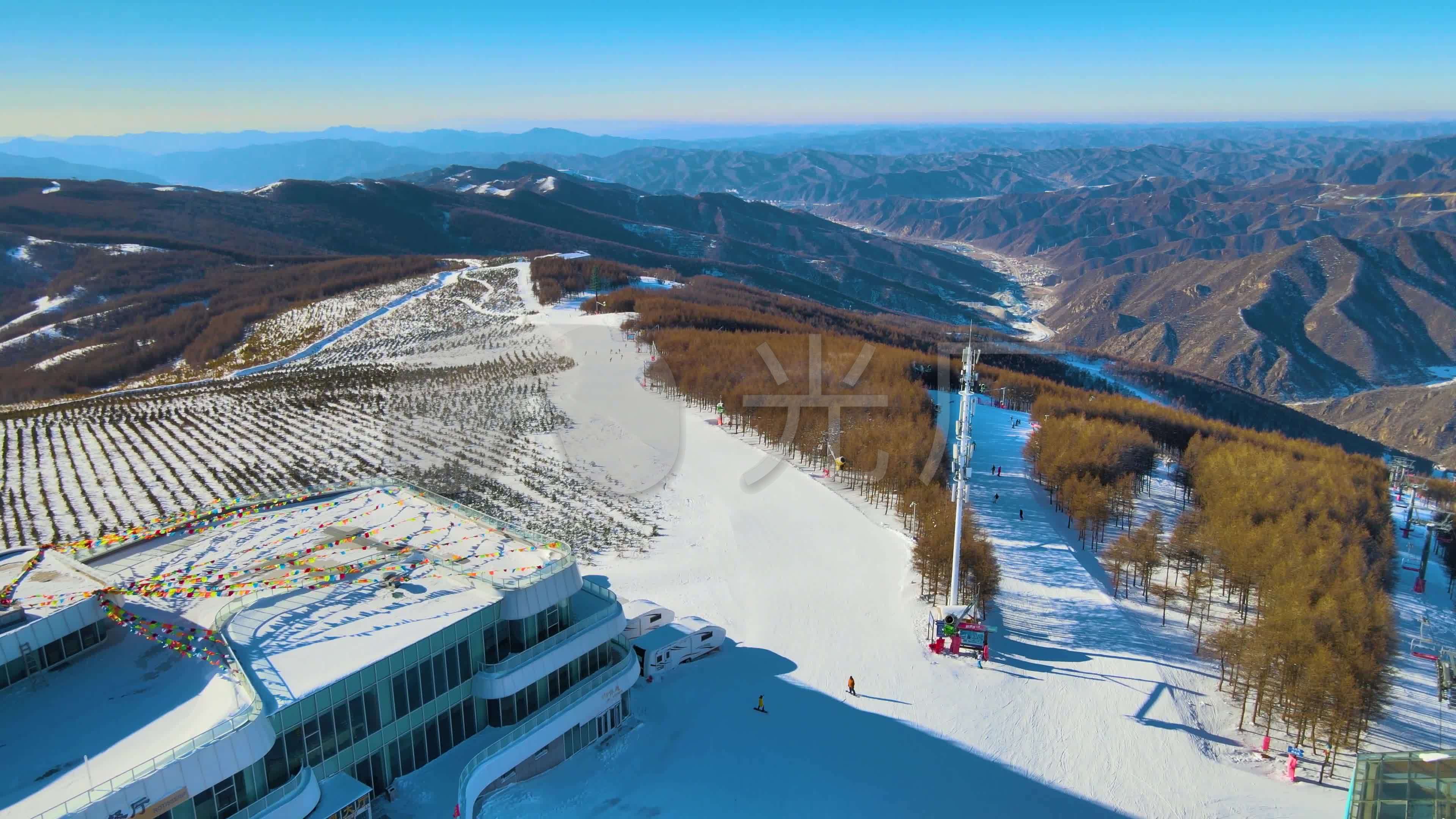 崇礼万龙缆车运动冬奥滑雪场山顶航拍视频_3840x2160_高清视频素材