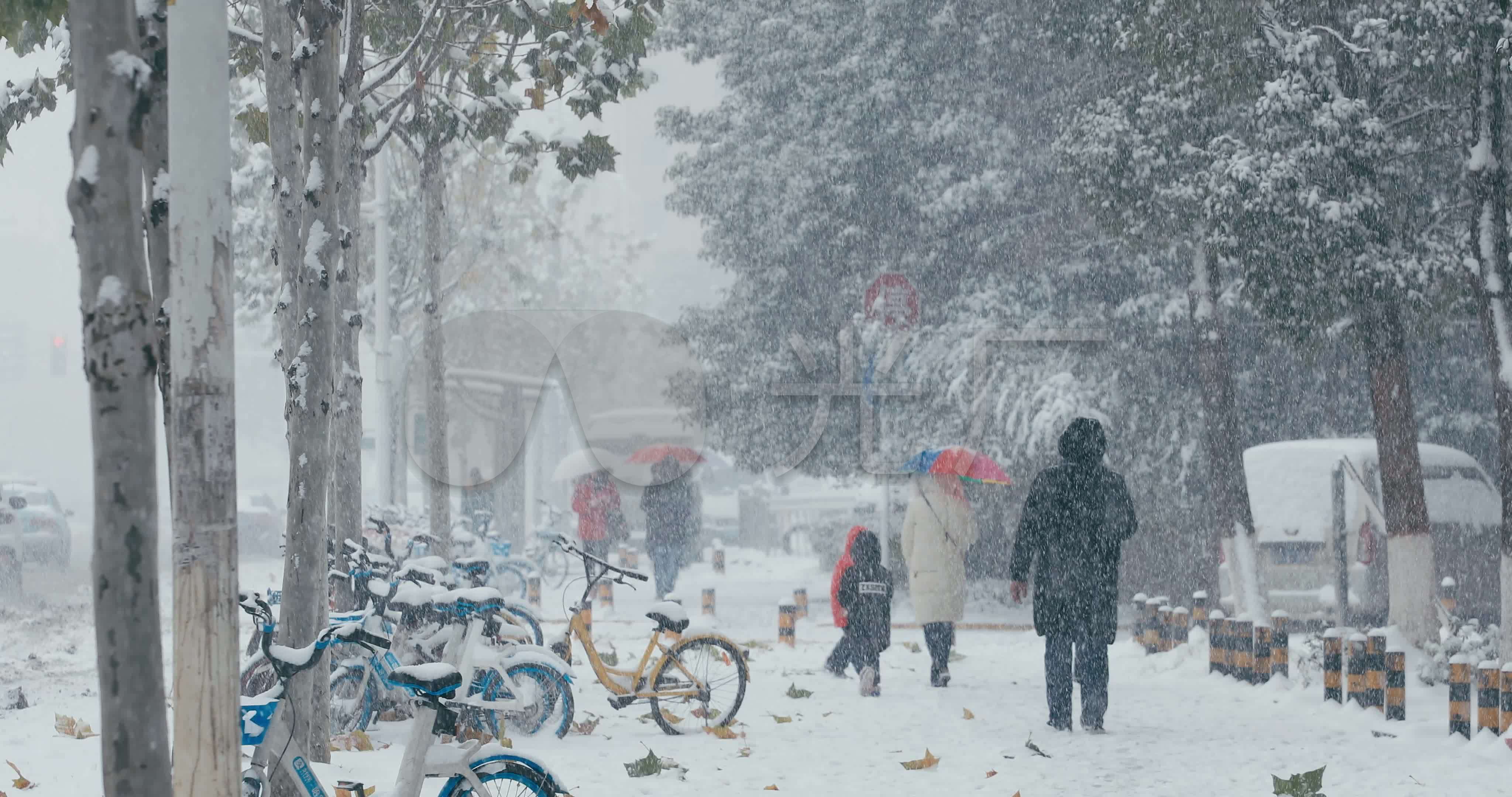 4k风雪中街道上的行人孩童一组