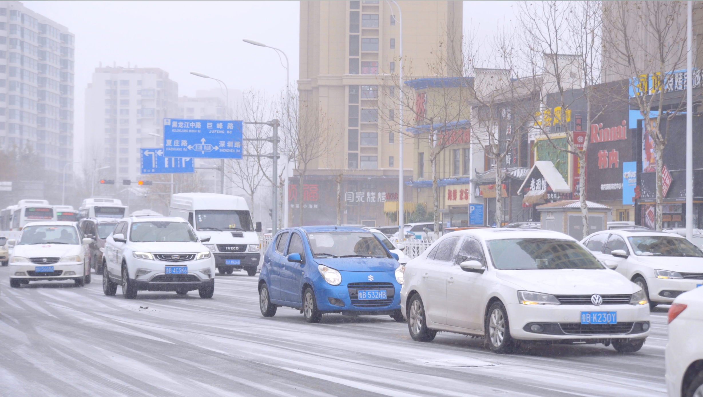 4k冬天下雪城市道路车辆行人冬天城市空镜