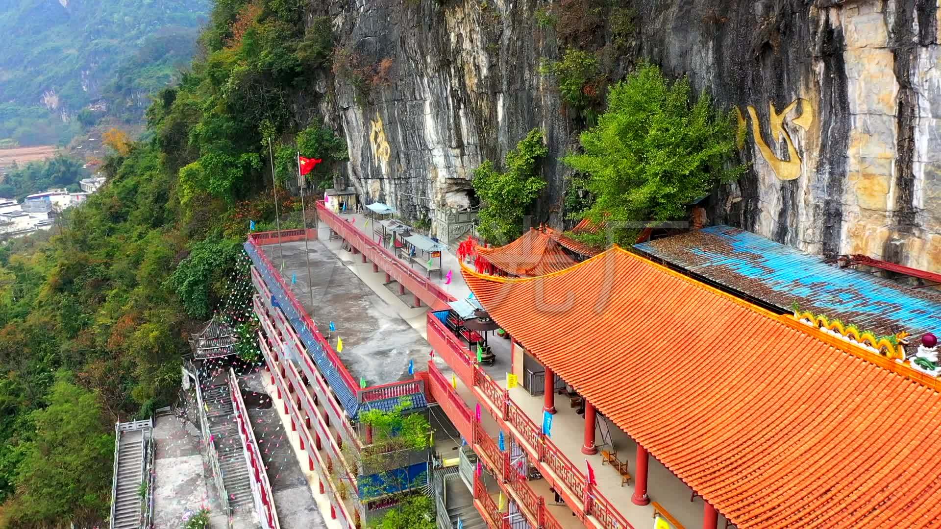 航拍广西南宁马山县崖壁上的灵阳寺