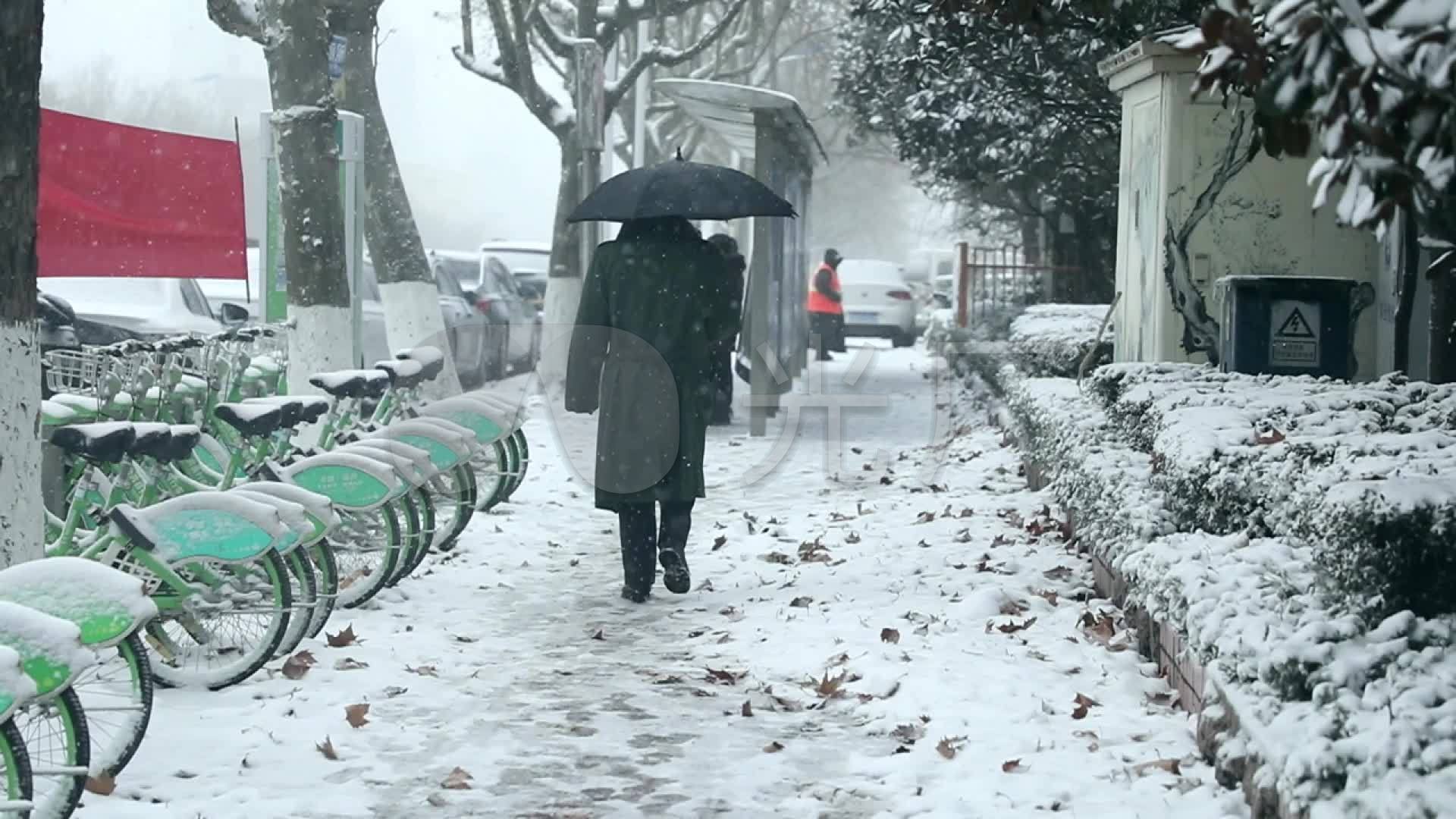 雪中撑伞的背影