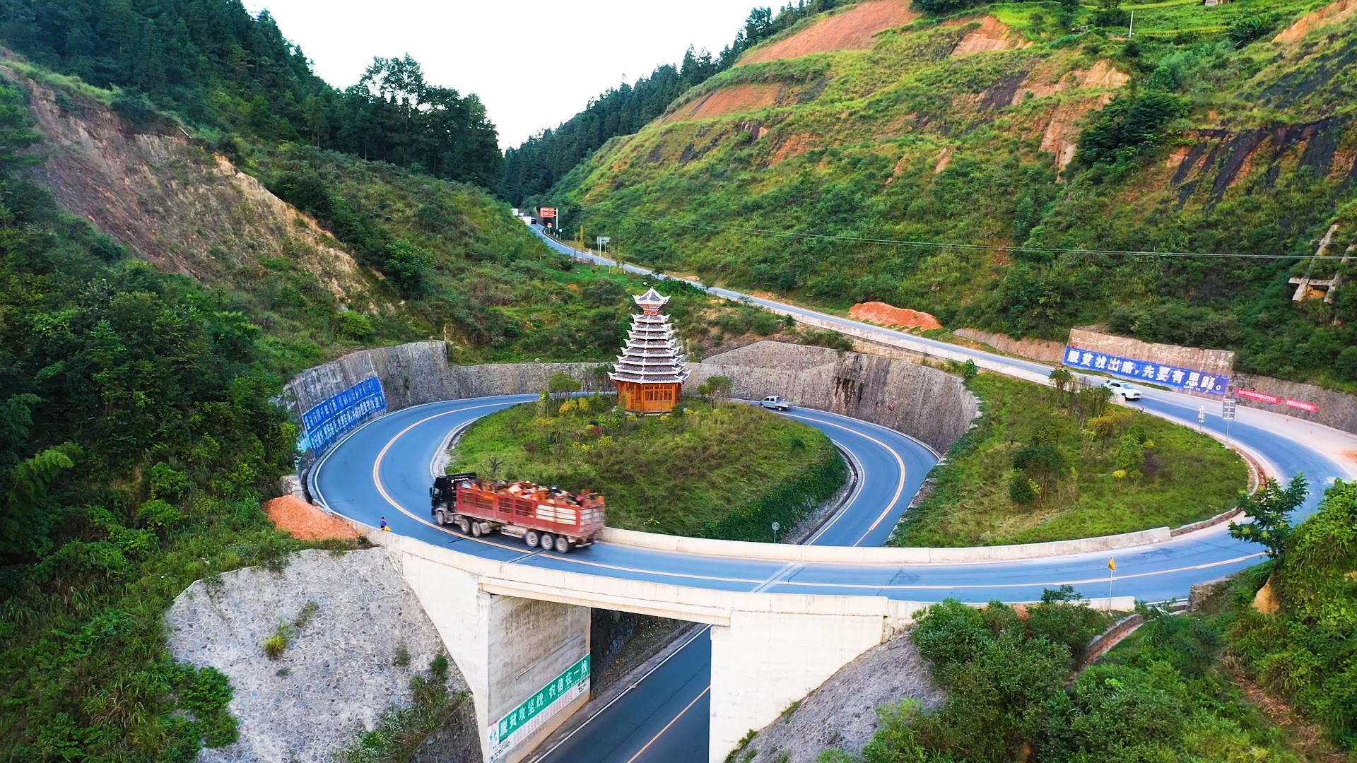 航拍贵州奇特山区公路螺丝桥
