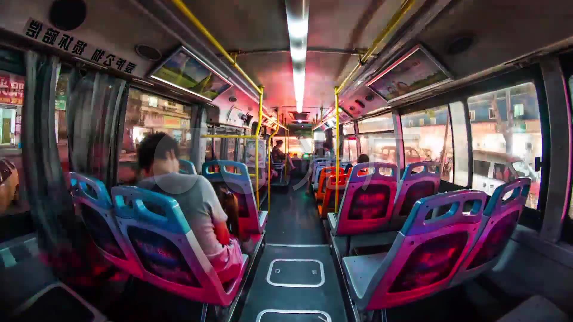 第一视角延时拍摄穿梭公交车路面驾驶_1920x1080_高清视频素材下载