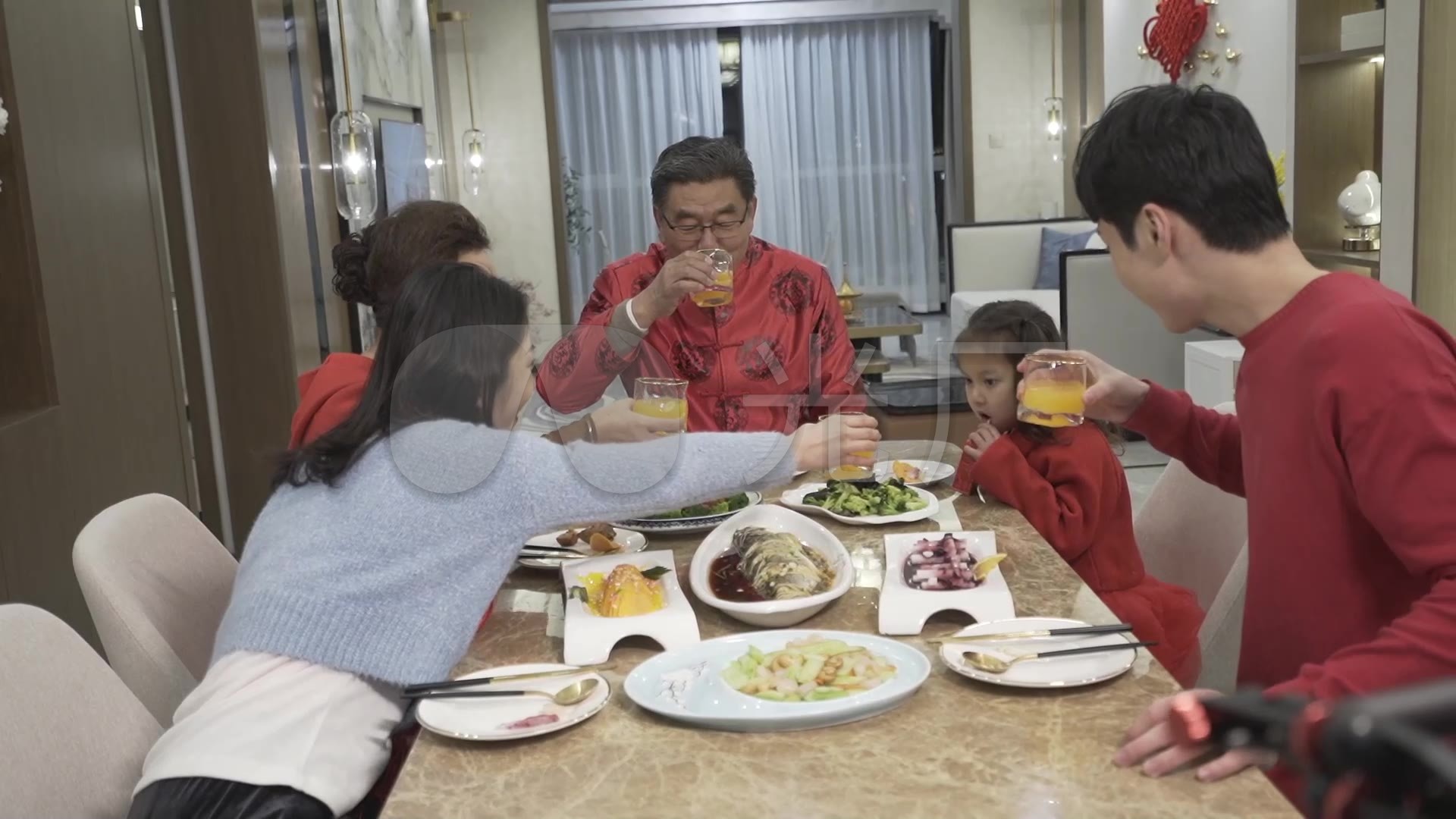 父母看电视一家其乐融融吃团年饭