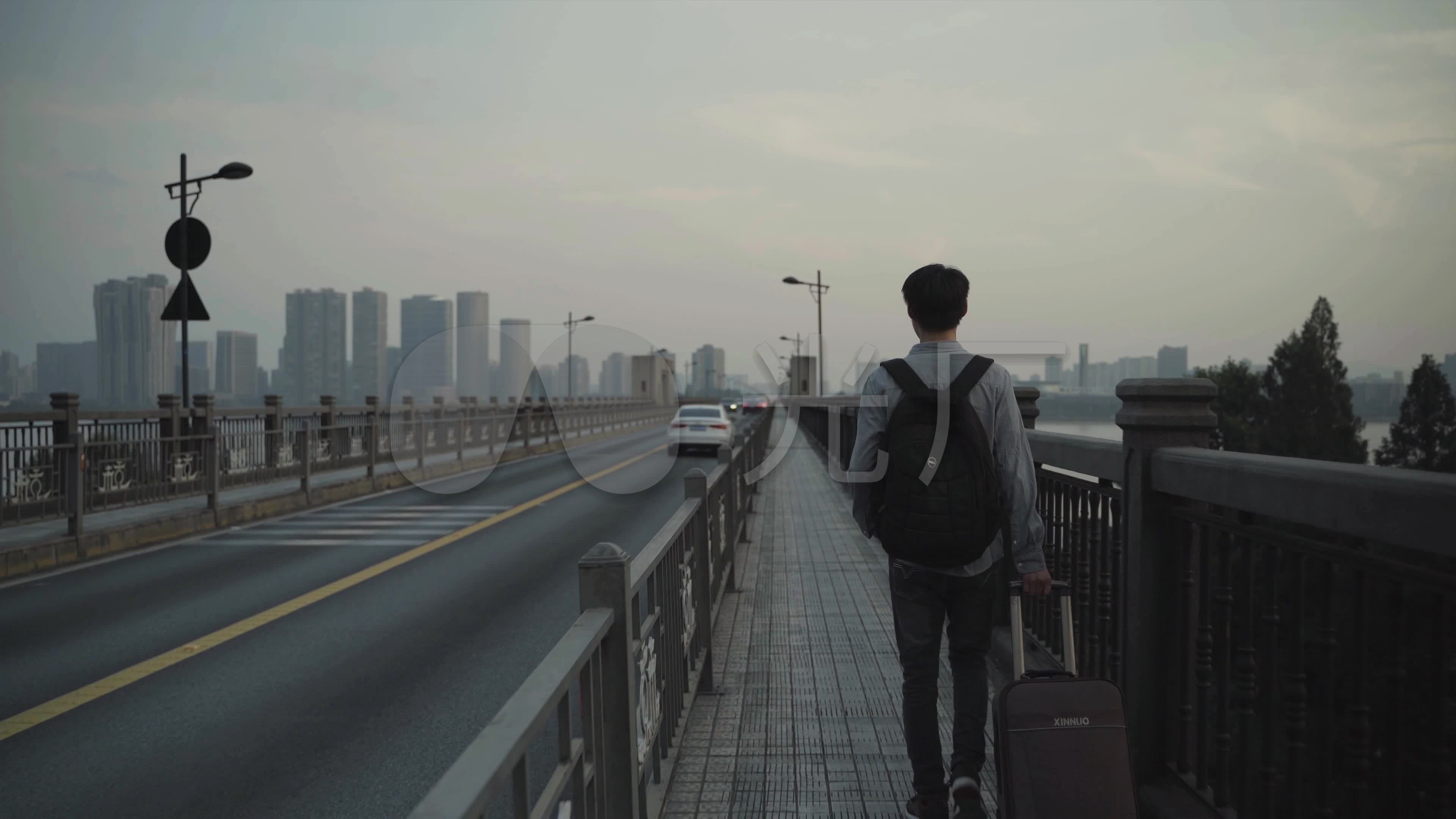 背影男孩背井离乡桥车流傍晚_3840x2160_高清视频素材