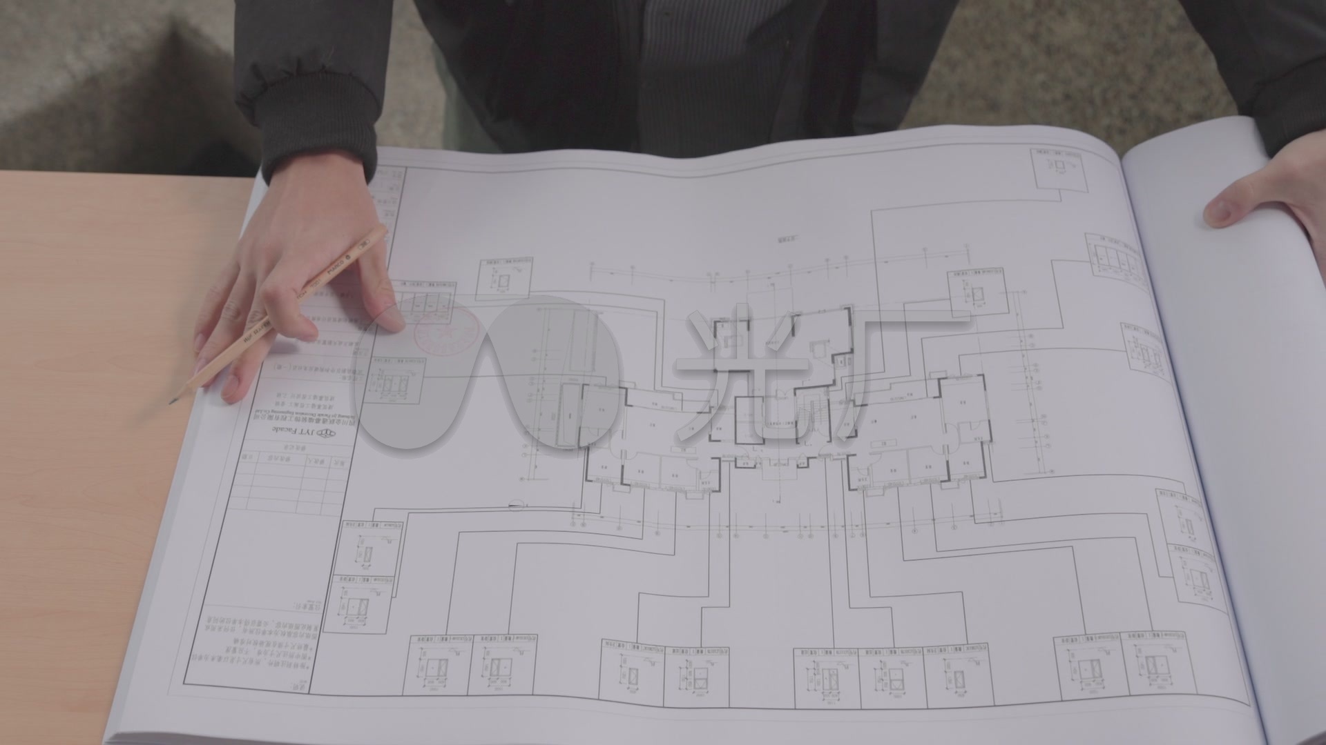 设计师修改建筑图纸