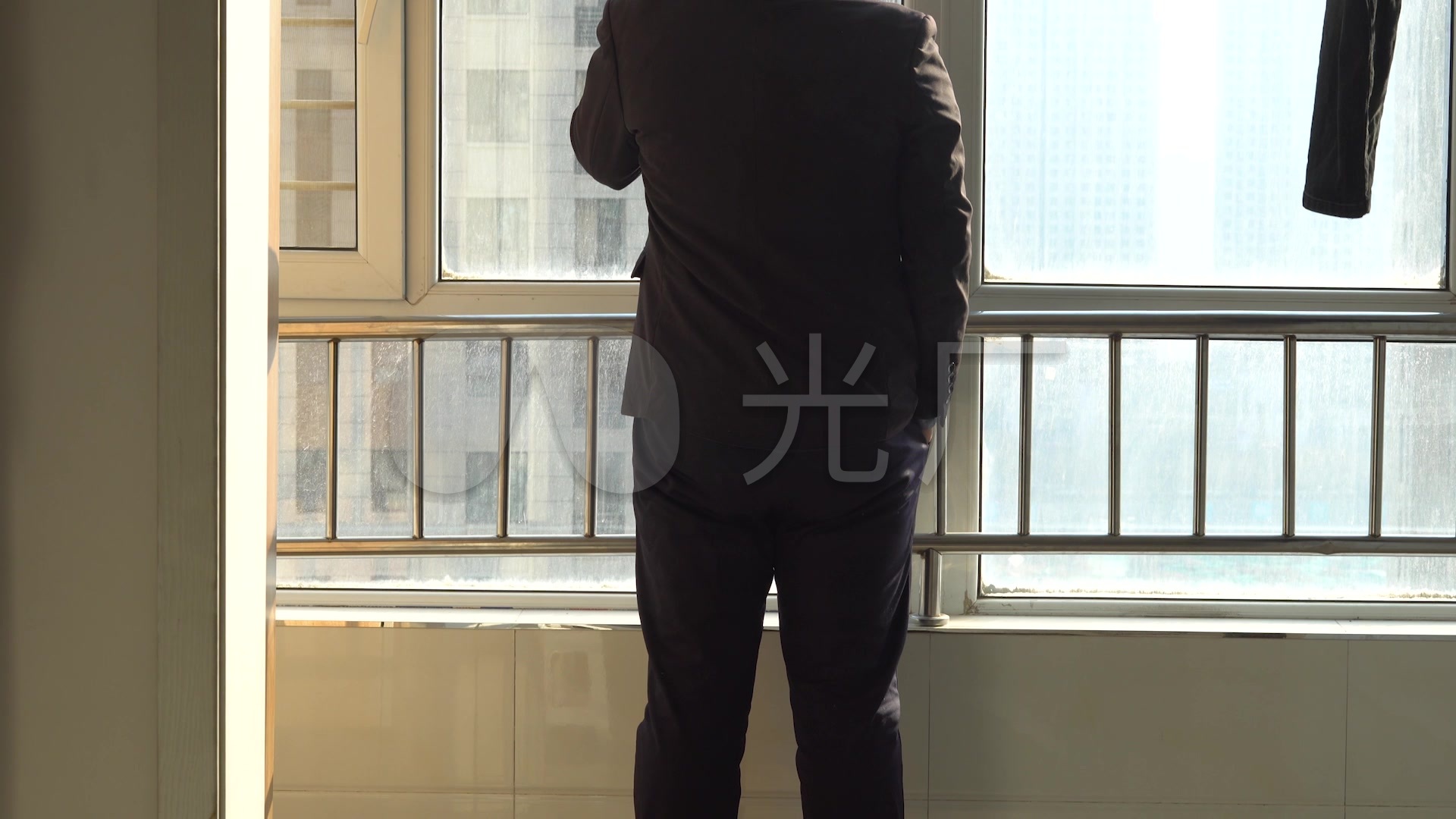 【原创】商务中年成功男人窗前抽烟背影_1920x1080_高清视频素材下载