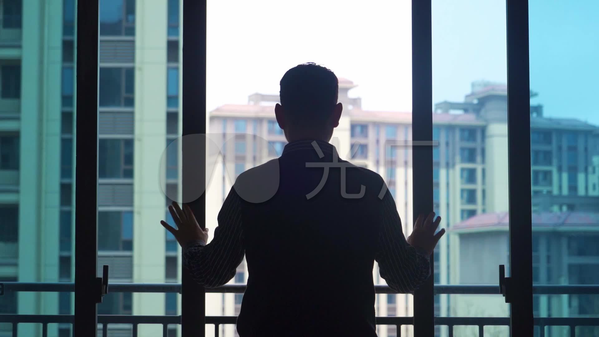 双手推开门走出去成功人士眺望远方商务精英_1920x