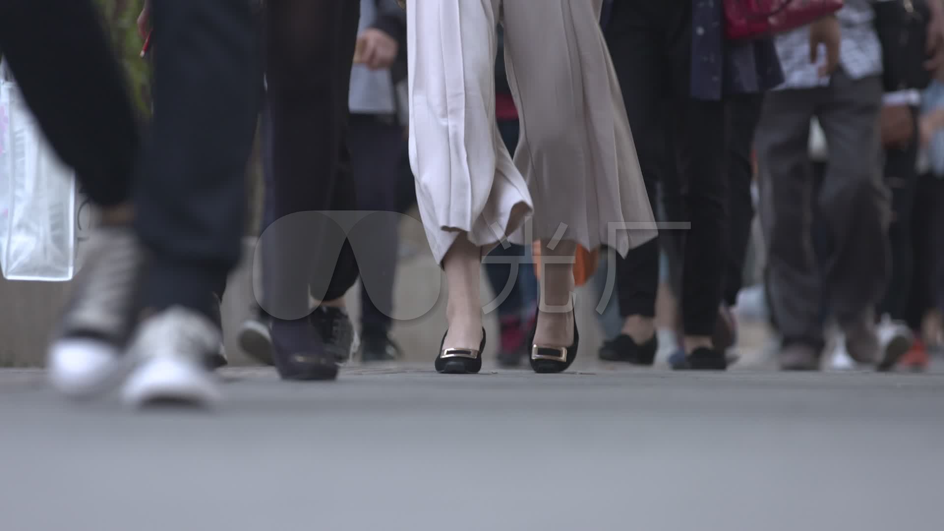 北京街头的行人背影脚步上班族