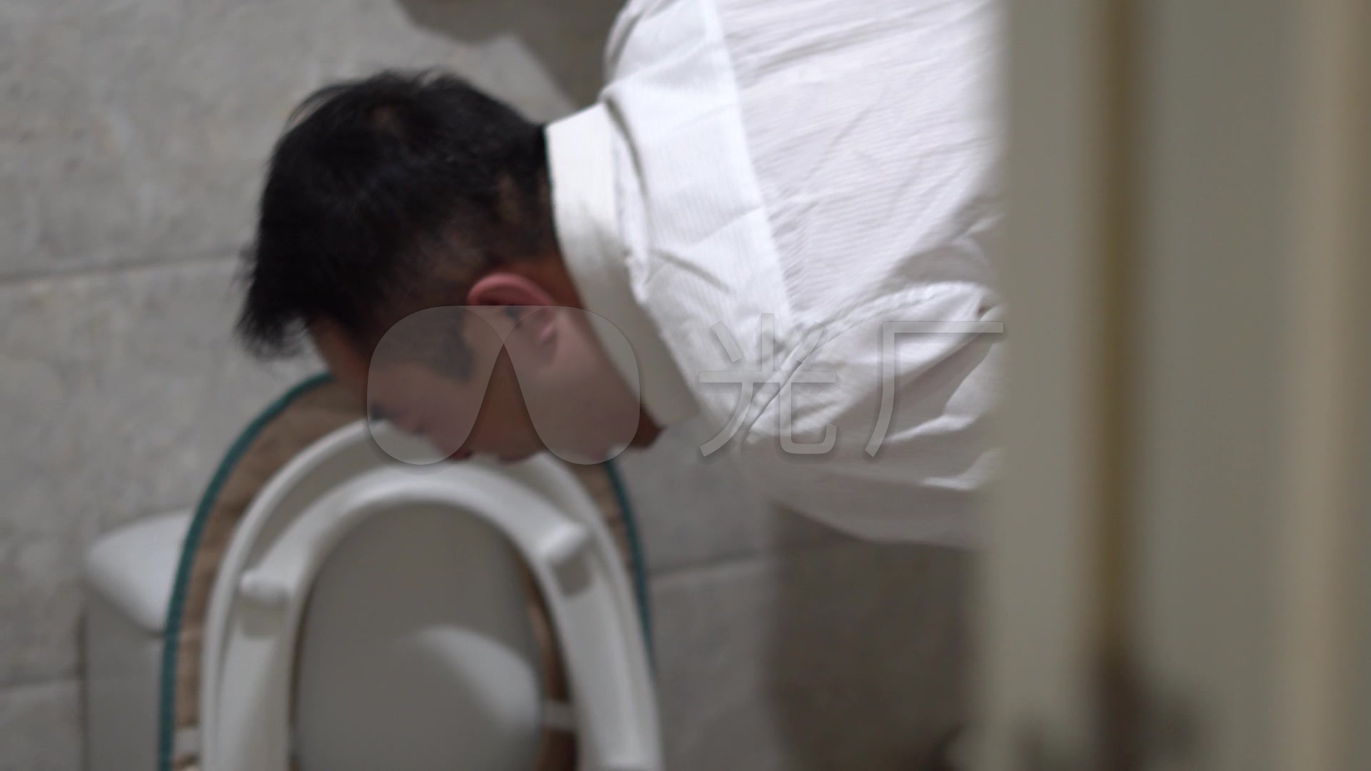 【原创】男人喝醉马桶呕吐反胃恶心_1920x1080_高清视频素材下载(编号